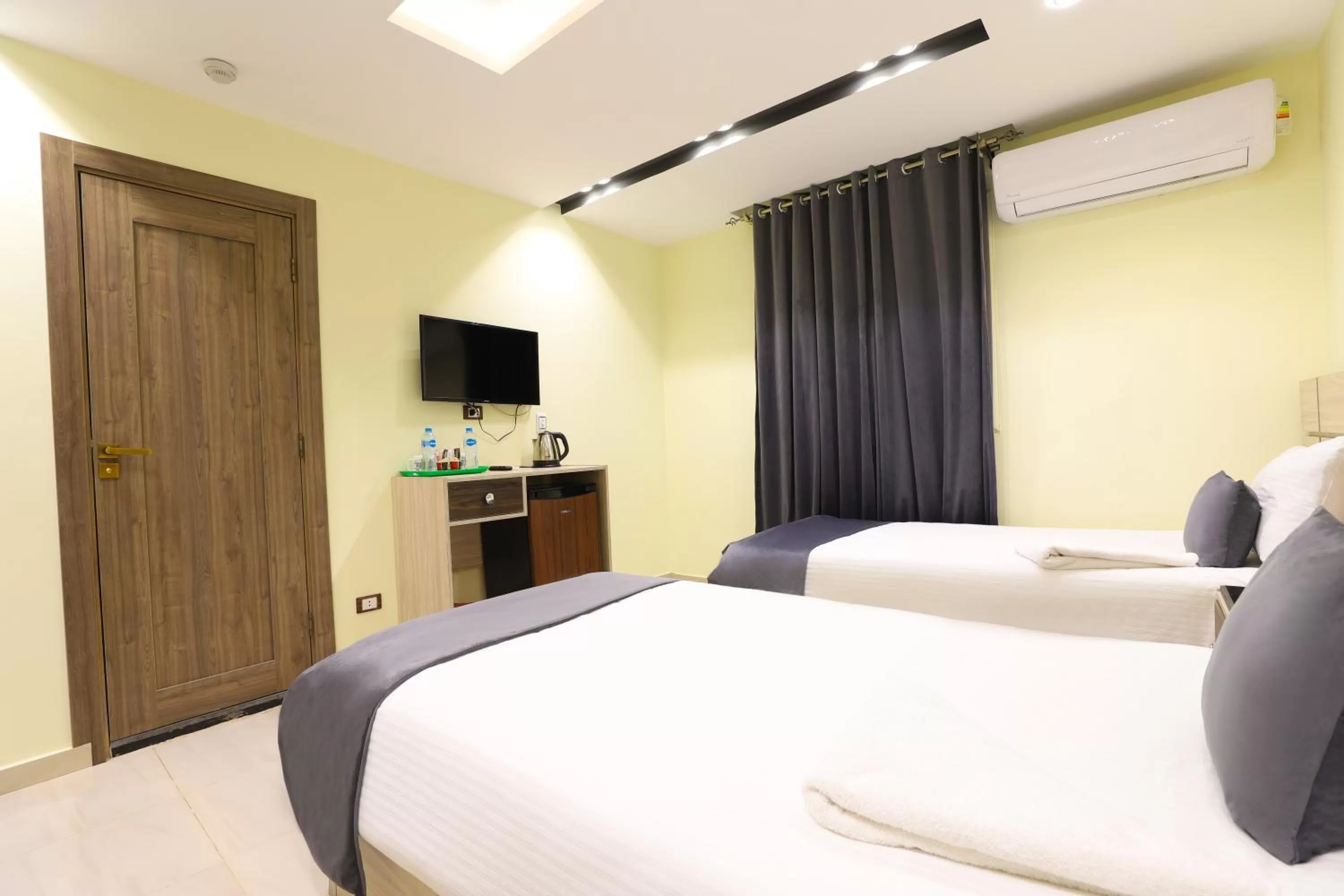 Communal lounge/ TV room, Bed in Brothers Pyramids View