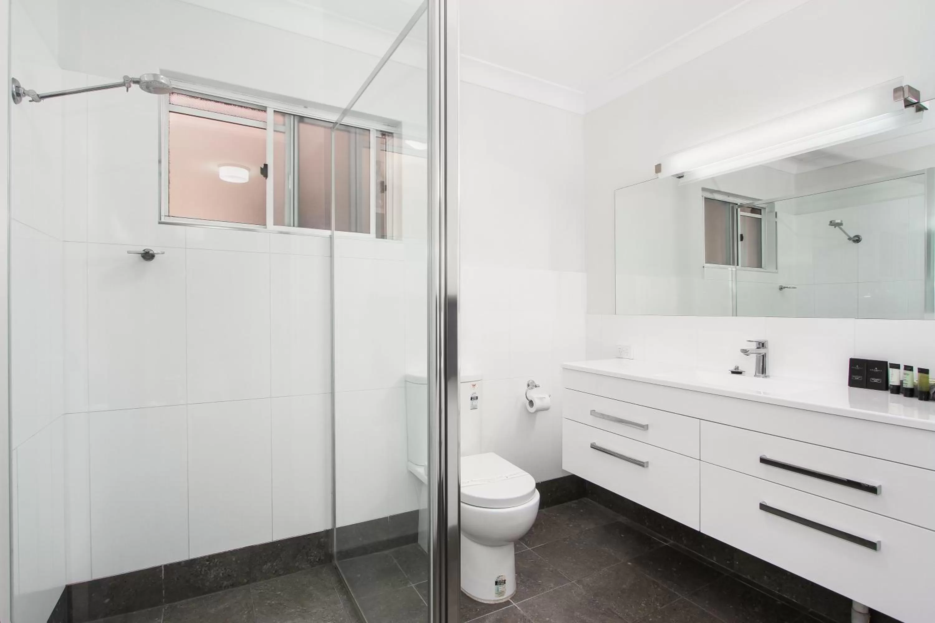 Bathroom in Quality Inn Ashby House Tamworth