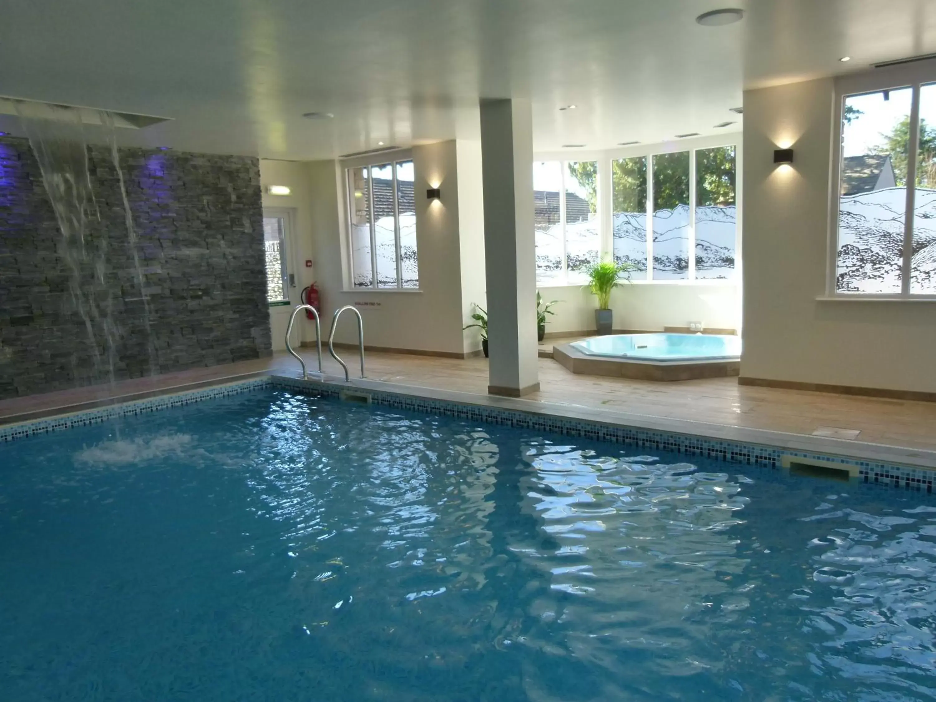 Swimming Pool in Stonecross Manor Hotel