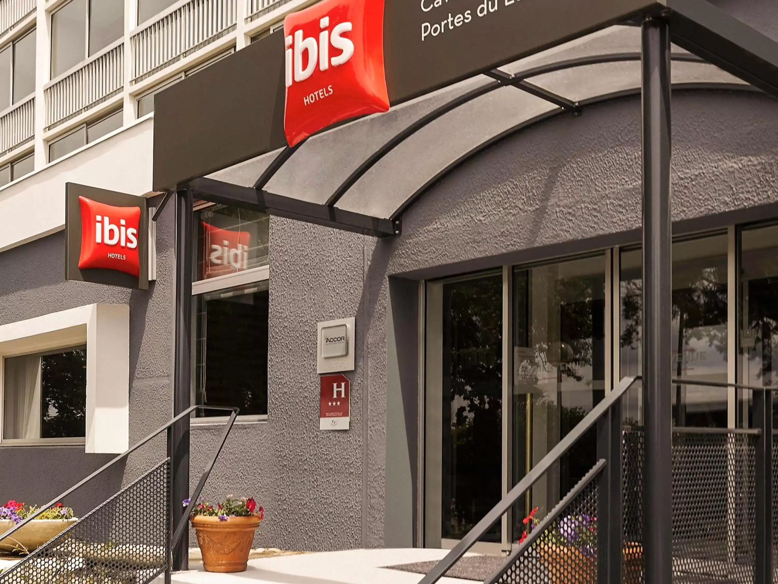 Property building in Ibis Cavaillon Portes du Luberon