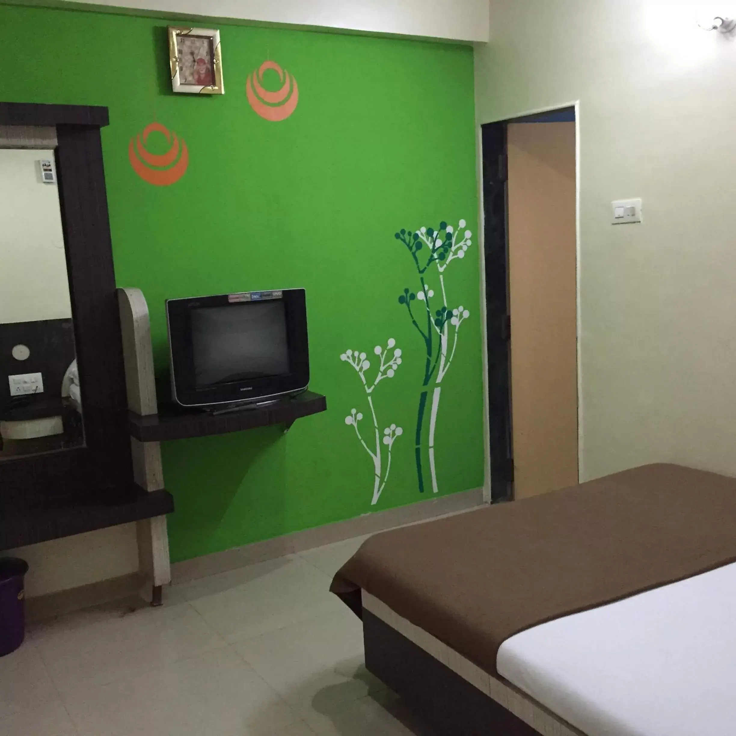 Bed, TV/Entertainment Center in Hotel Disha Palace