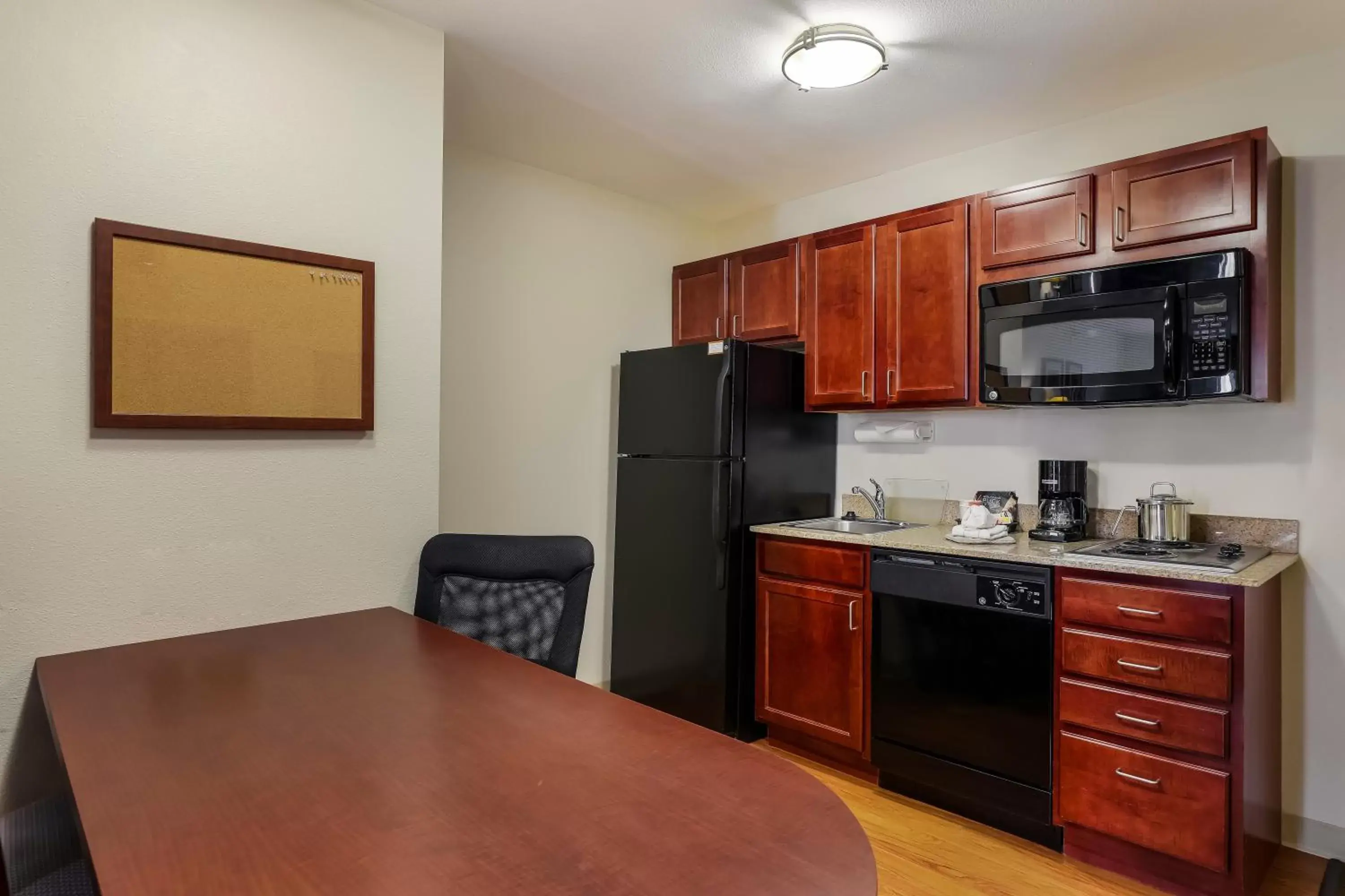Kitchen/Kitchenette in MainStay Suites Fitchburg - Madison