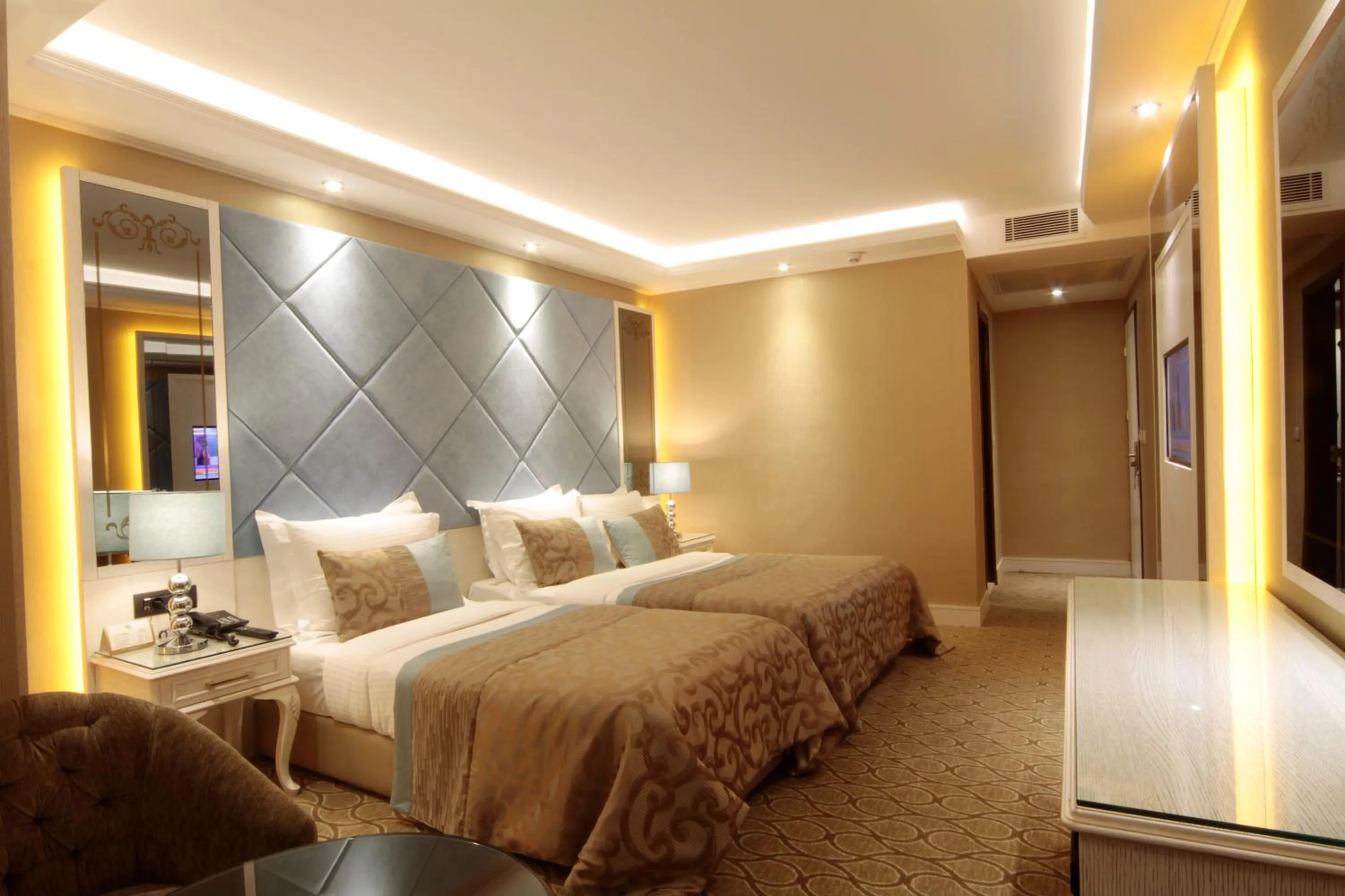 Photo of the whole room, Bed in Black Bird Hotel