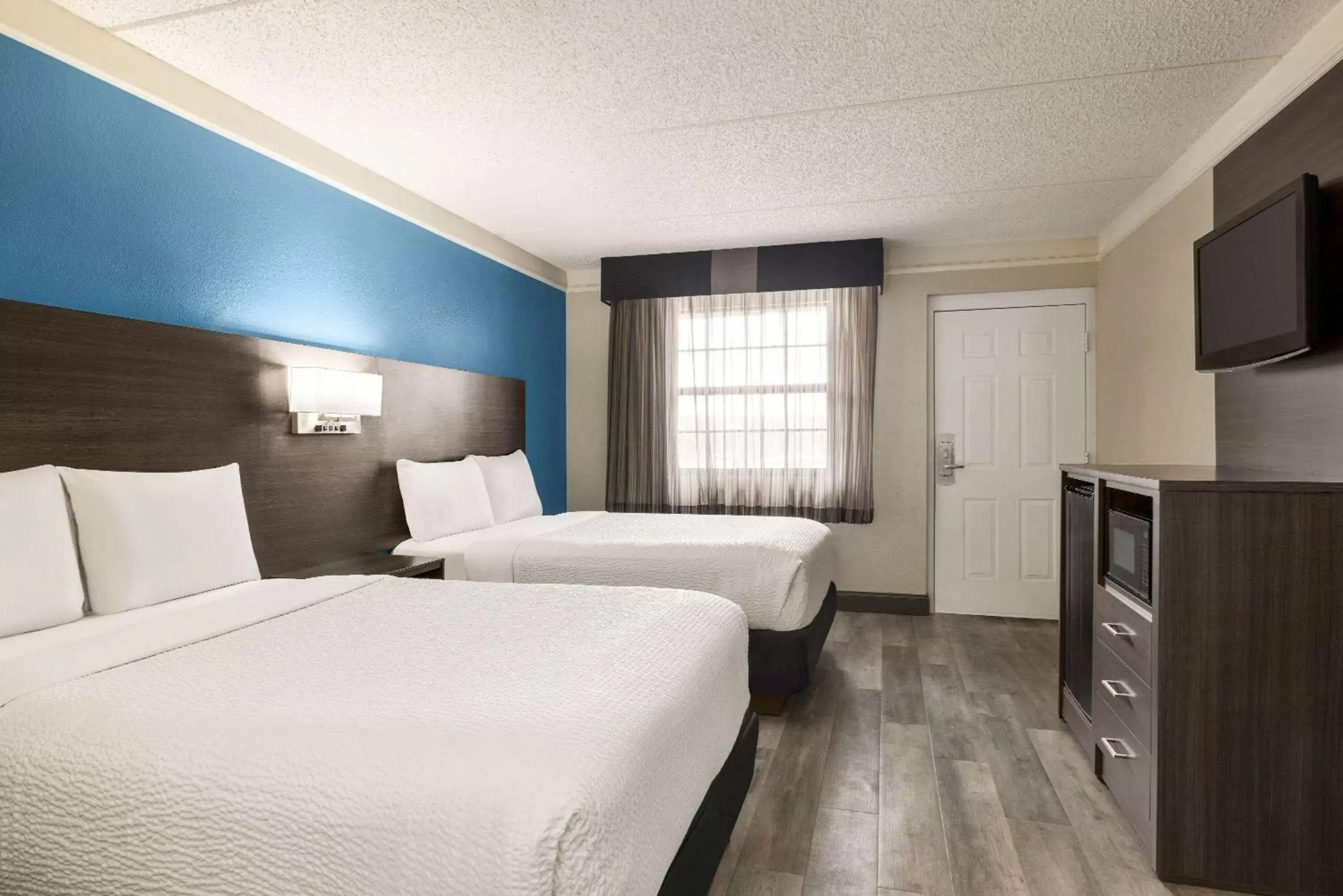 Photo of the whole room, Bed in La Quinta Inn by Wyndham San Antonio I-35 N at Toepperwein