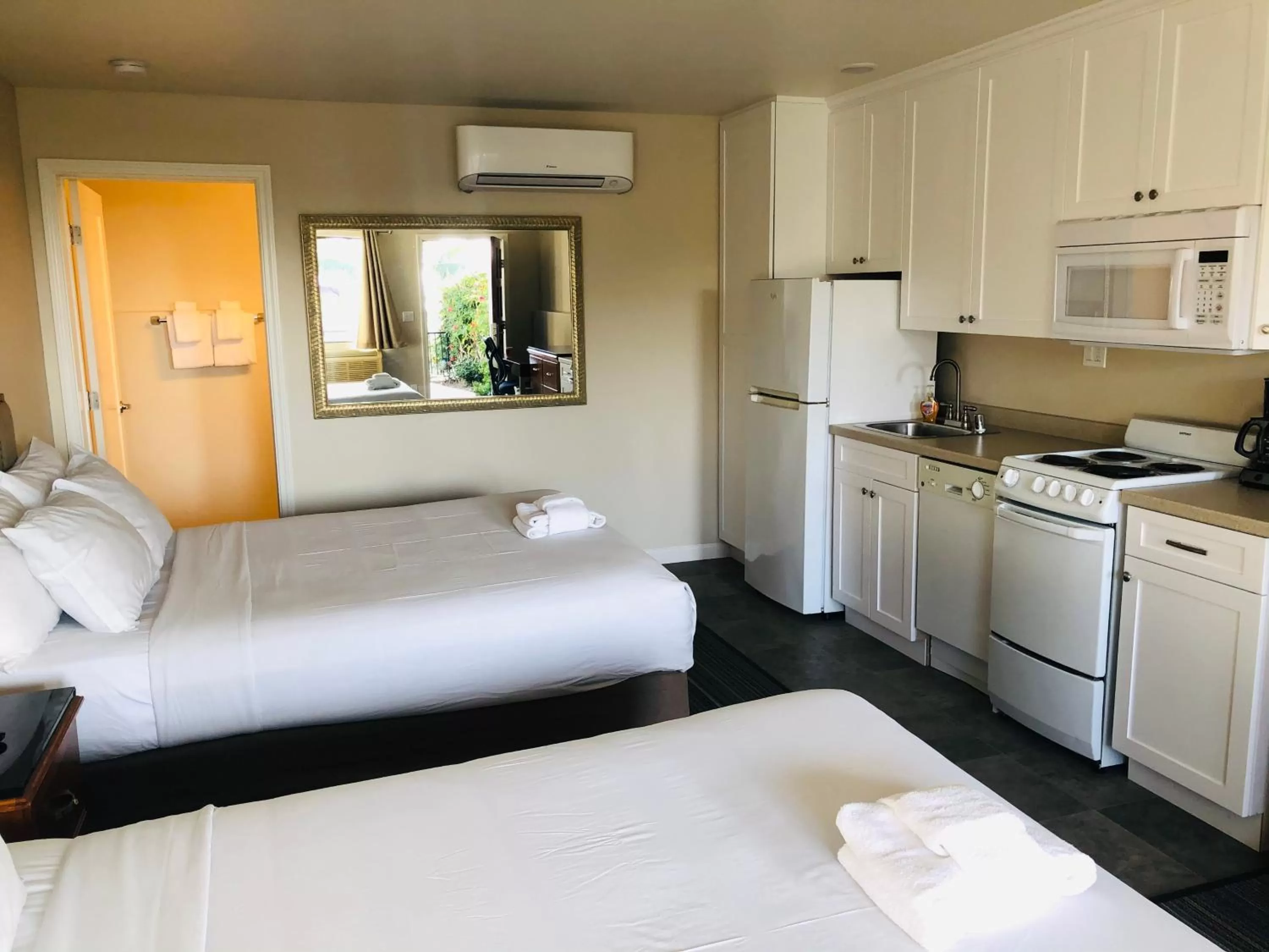 Kitchen or kitchenette, Bed in Moonlight Beach Motel