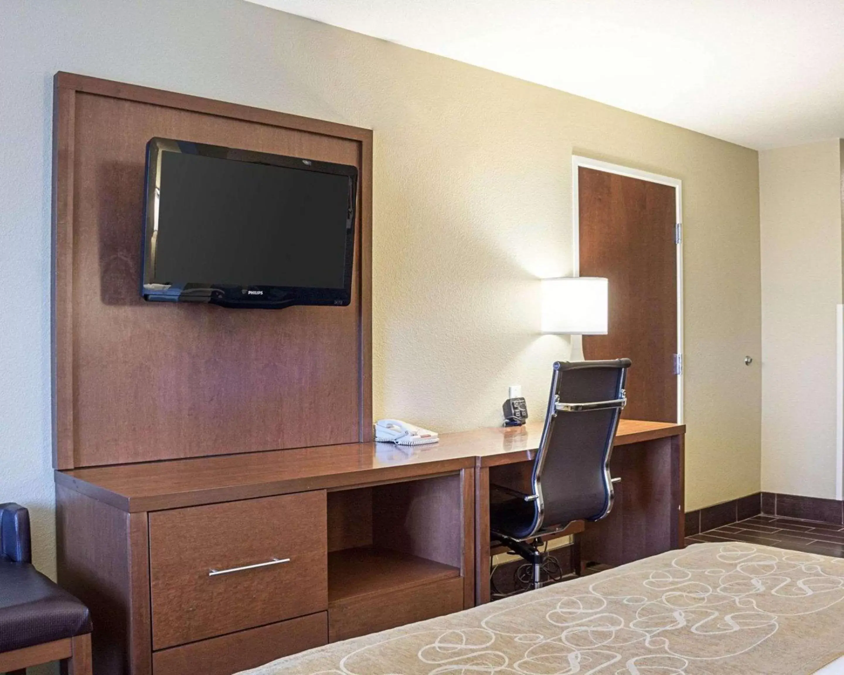 Photo of the whole room, TV/Entertainment Center in Comfort Suites Minot