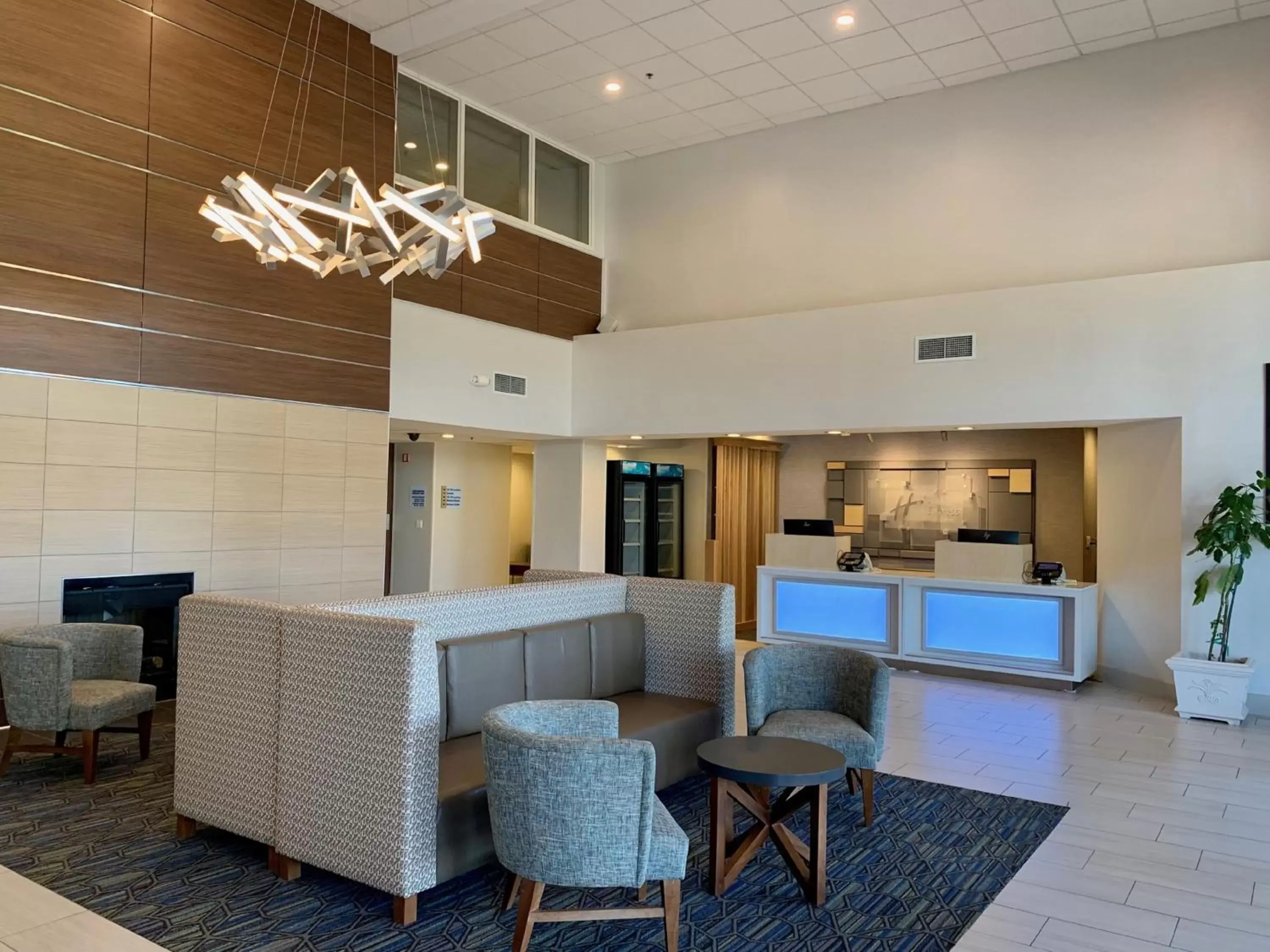 Lobby or reception, Seating Area in Holiday Inn Express & Suites Tracy, an IHG Hotel