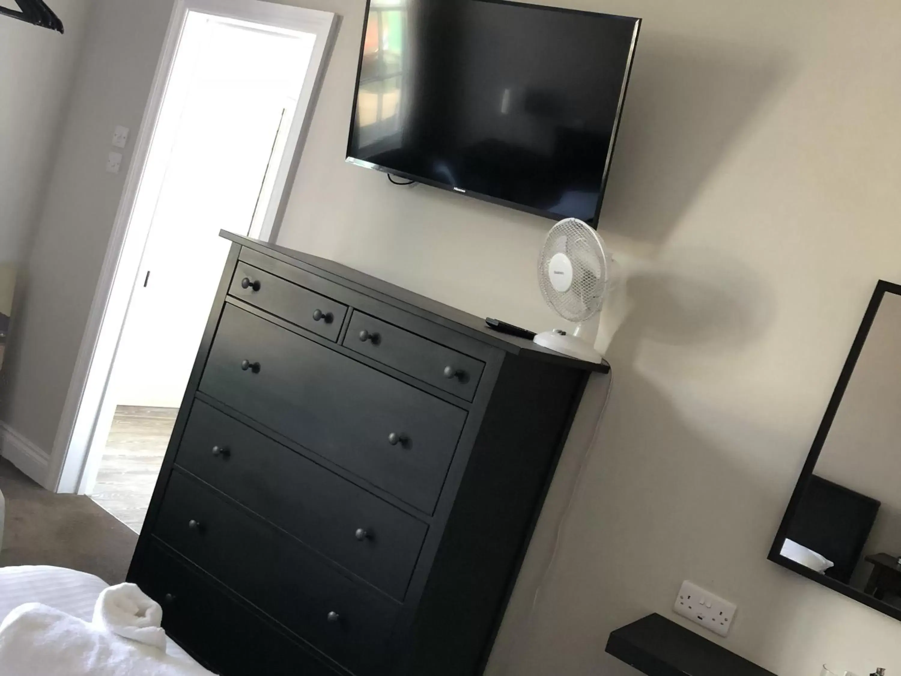 Bedroom, TV/Entertainment Center in The Cornubia Inn