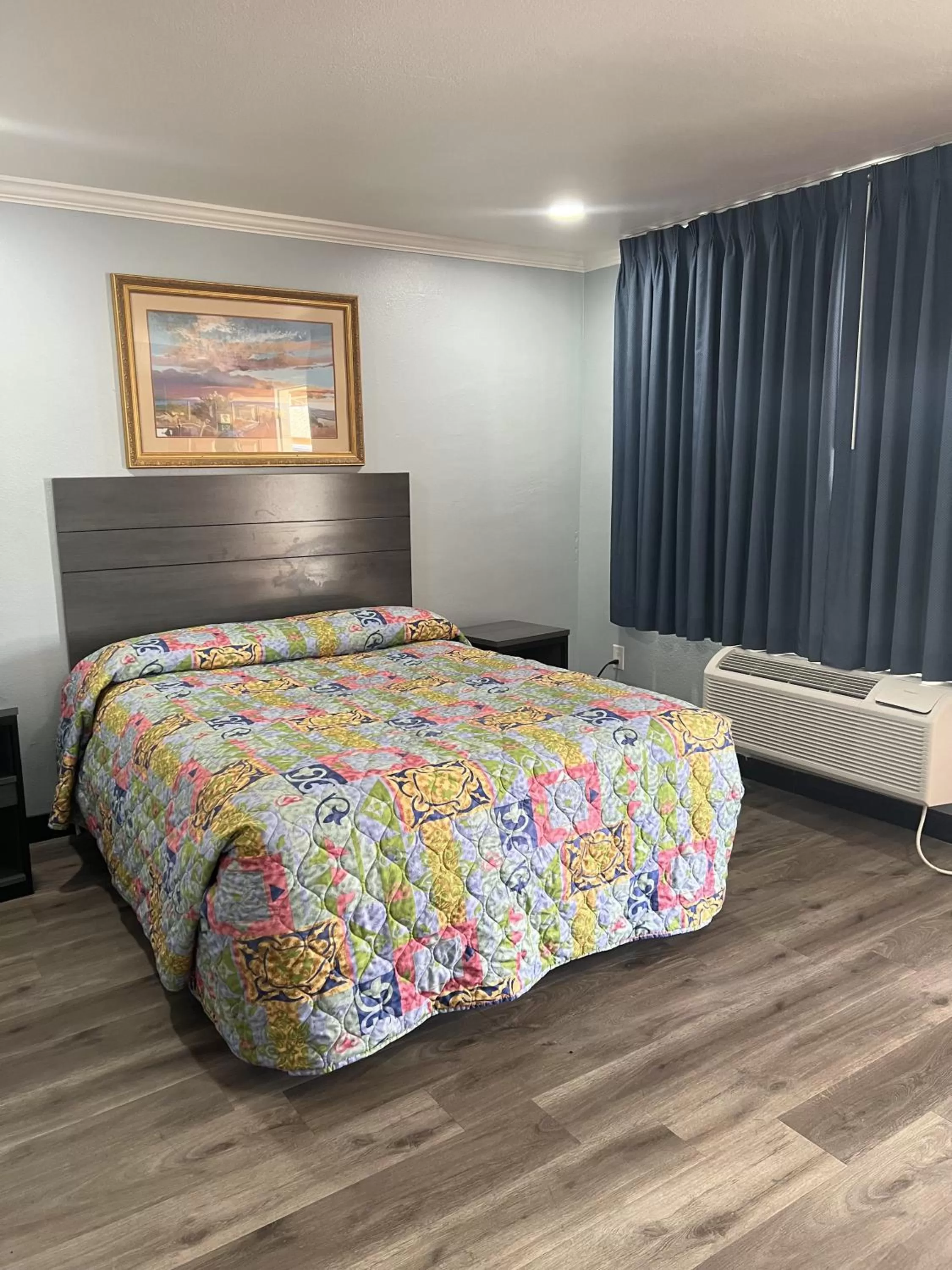 Bed in Travel Inn Gilroy