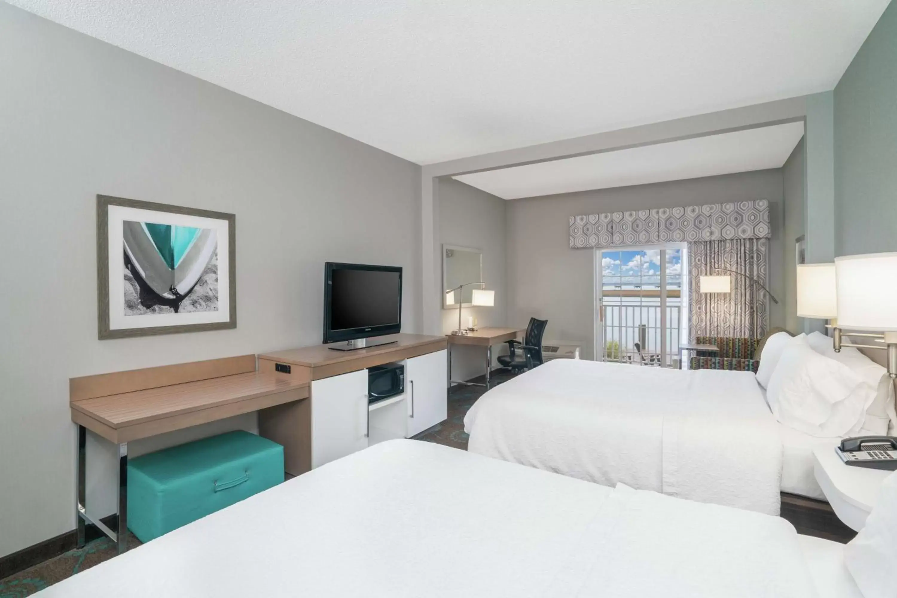Bedroom in Hampton Inn & Suites Chincoteague-Waterfront, Va