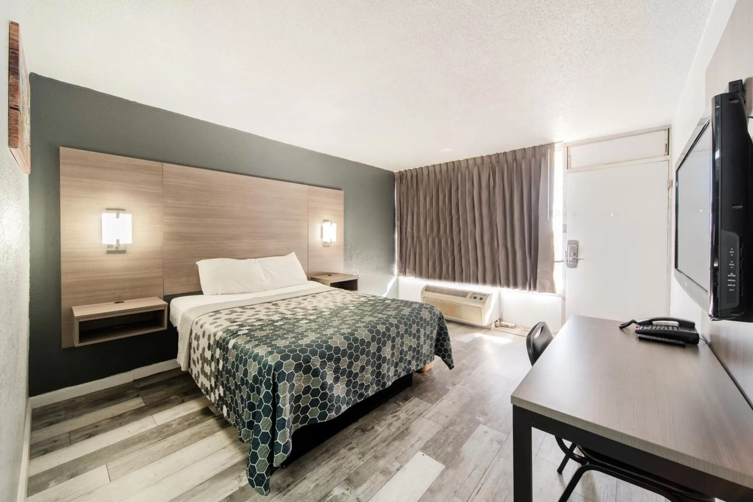 Bed in Econo Lodge Inn & Suites Near Bricktown