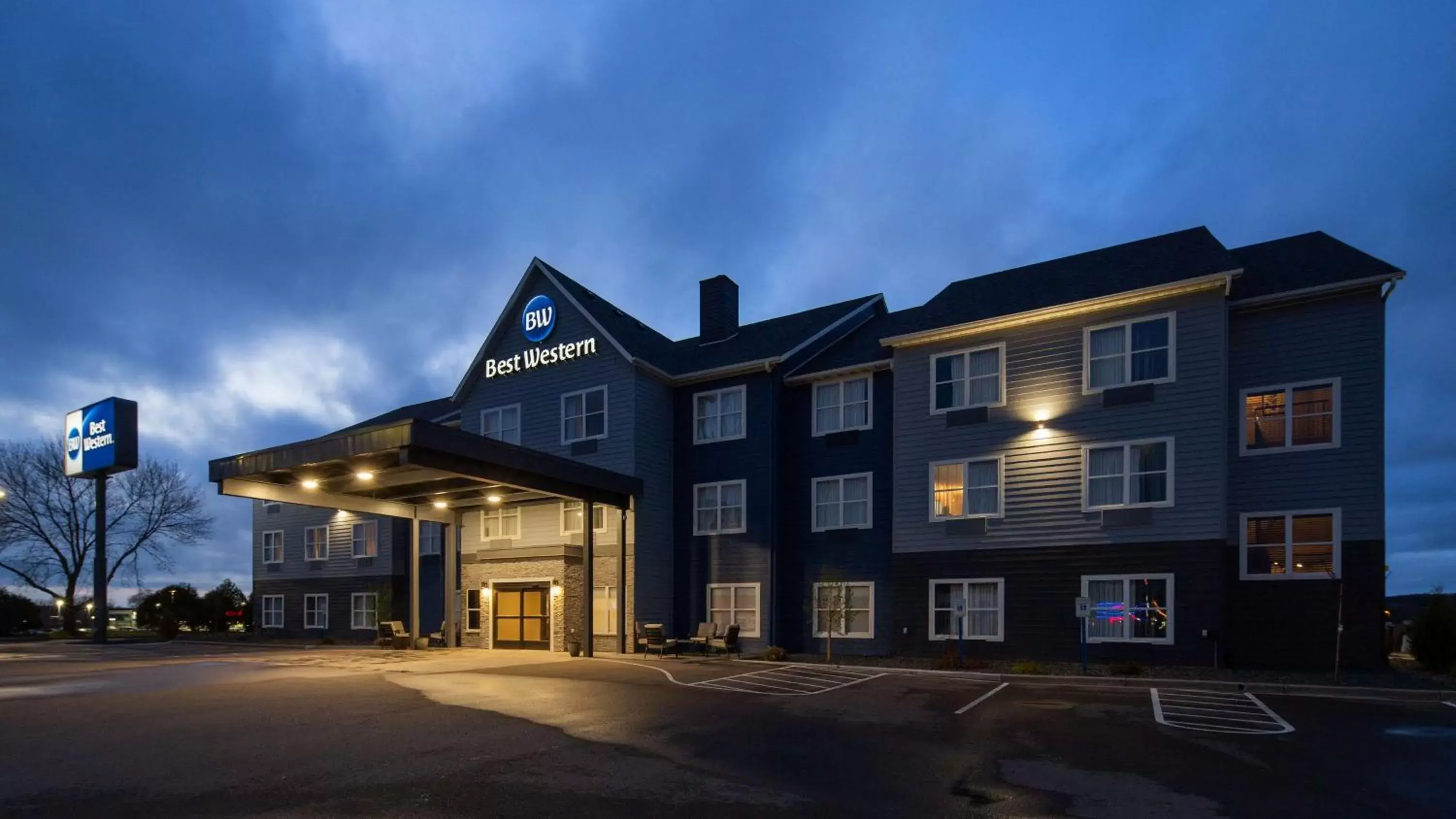 Property building in Best Western Eau Claire South
