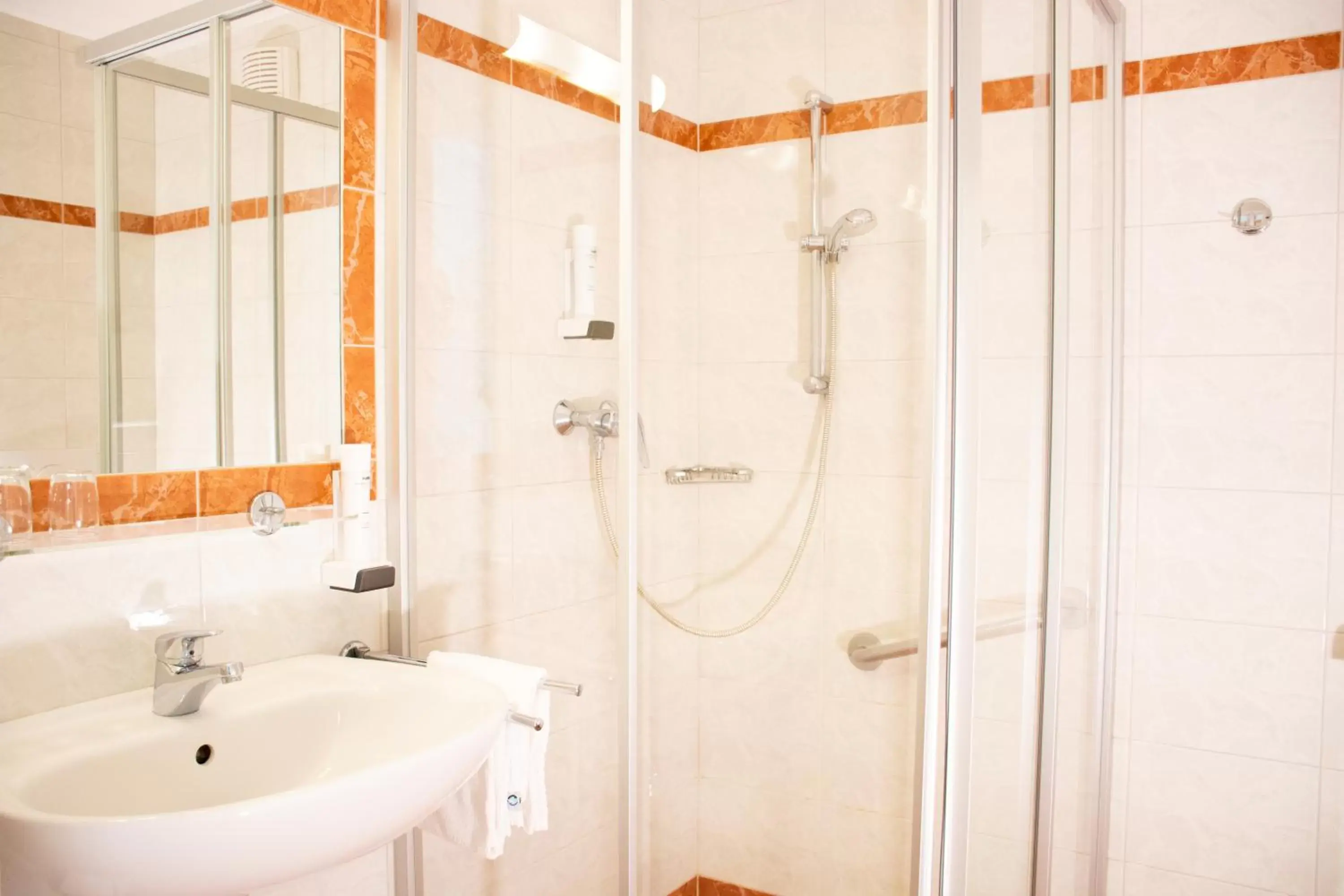 Shower, Bathroom in Landhotel Post Ebensee am Traunsee ***S