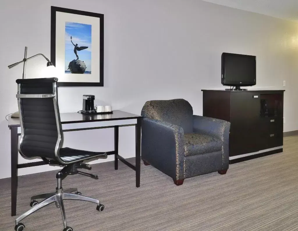 Seating area, TV/Entertainment Center in Country Inn & Suites by Radisson, Jacksonville, FL