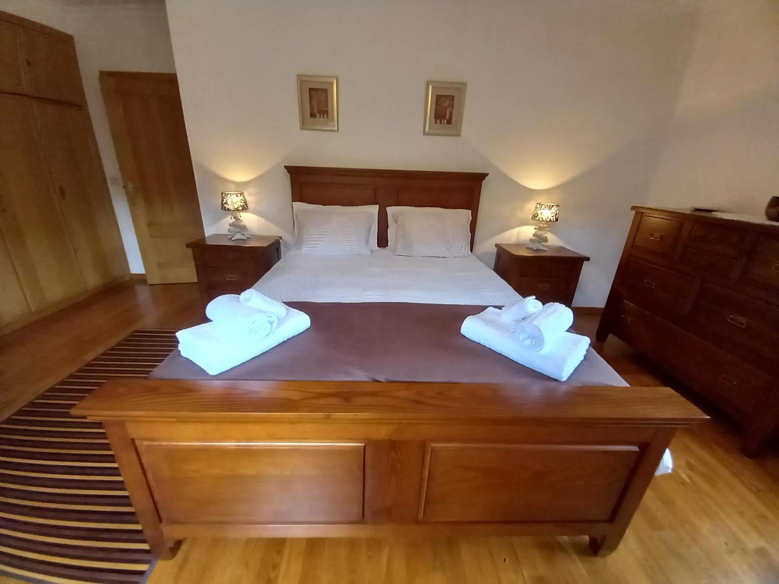 Photo of the whole room, Bed in O Bilhó