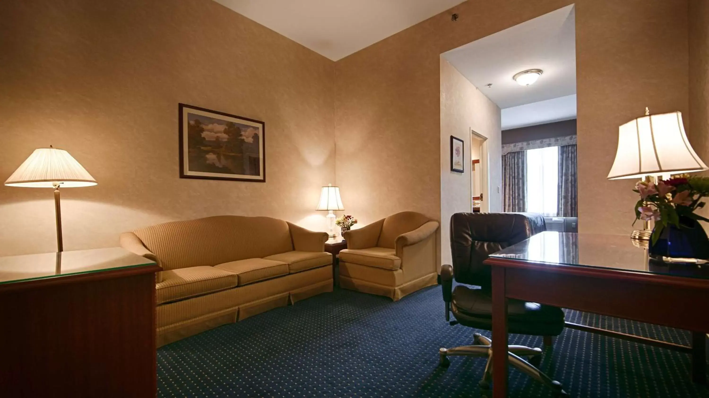 Photo of the whole room, Seating Area in Best Western Plus Mentor-Cleveland Northeast