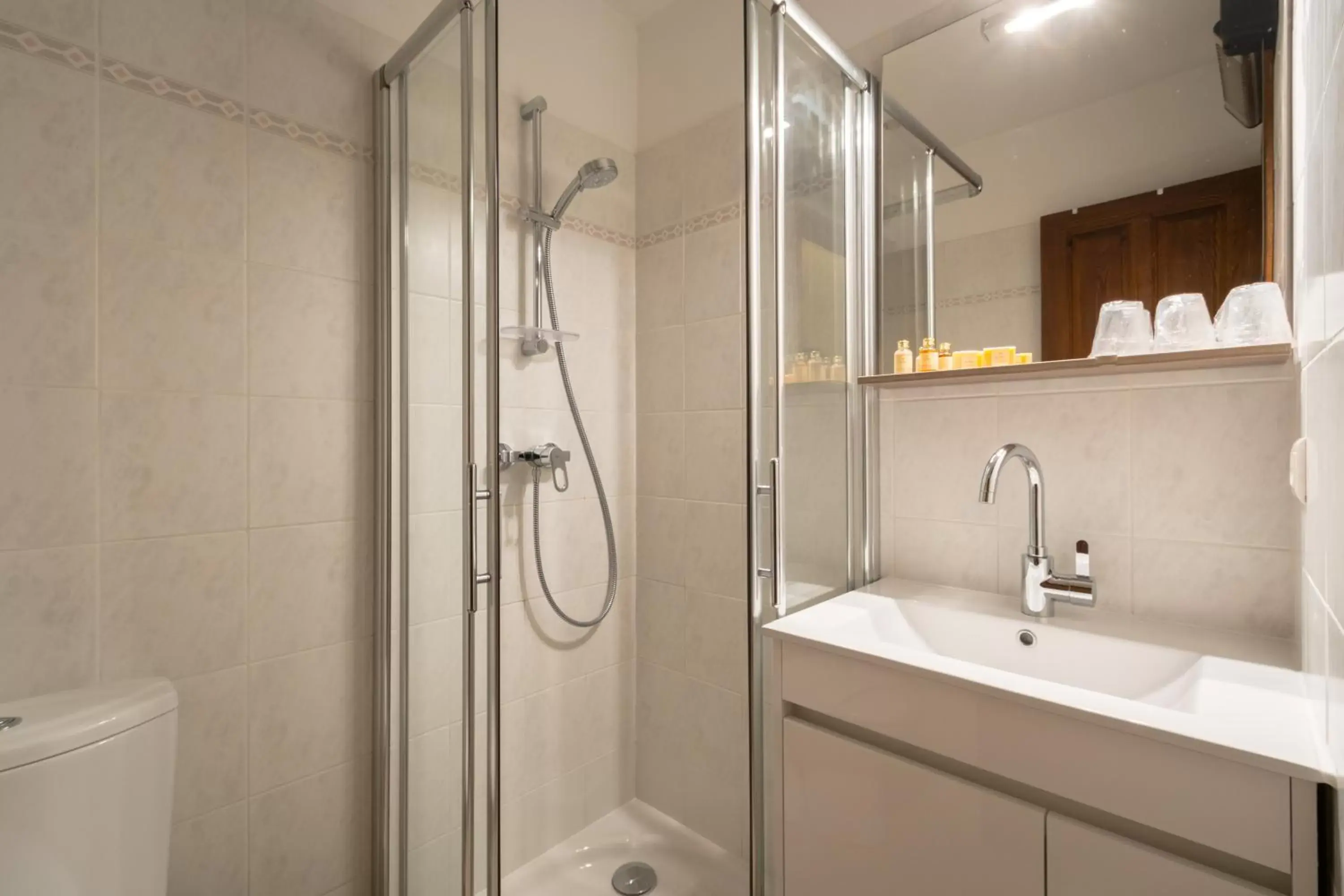 Shower, Bathroom in L'Auberge Sant'Antone