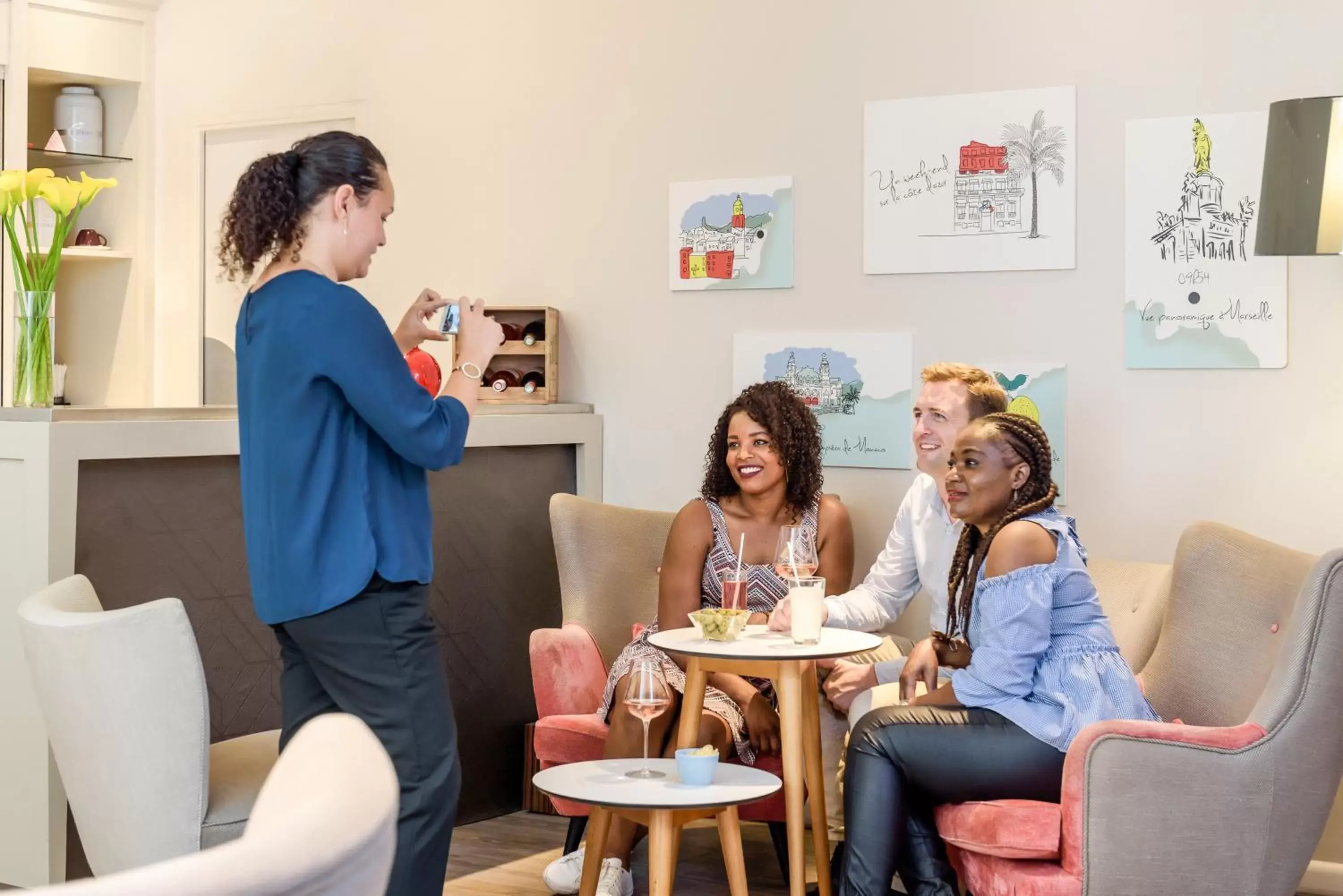 Lounge or bar, Guests in Mercure Nice Marché Aux Fleurs