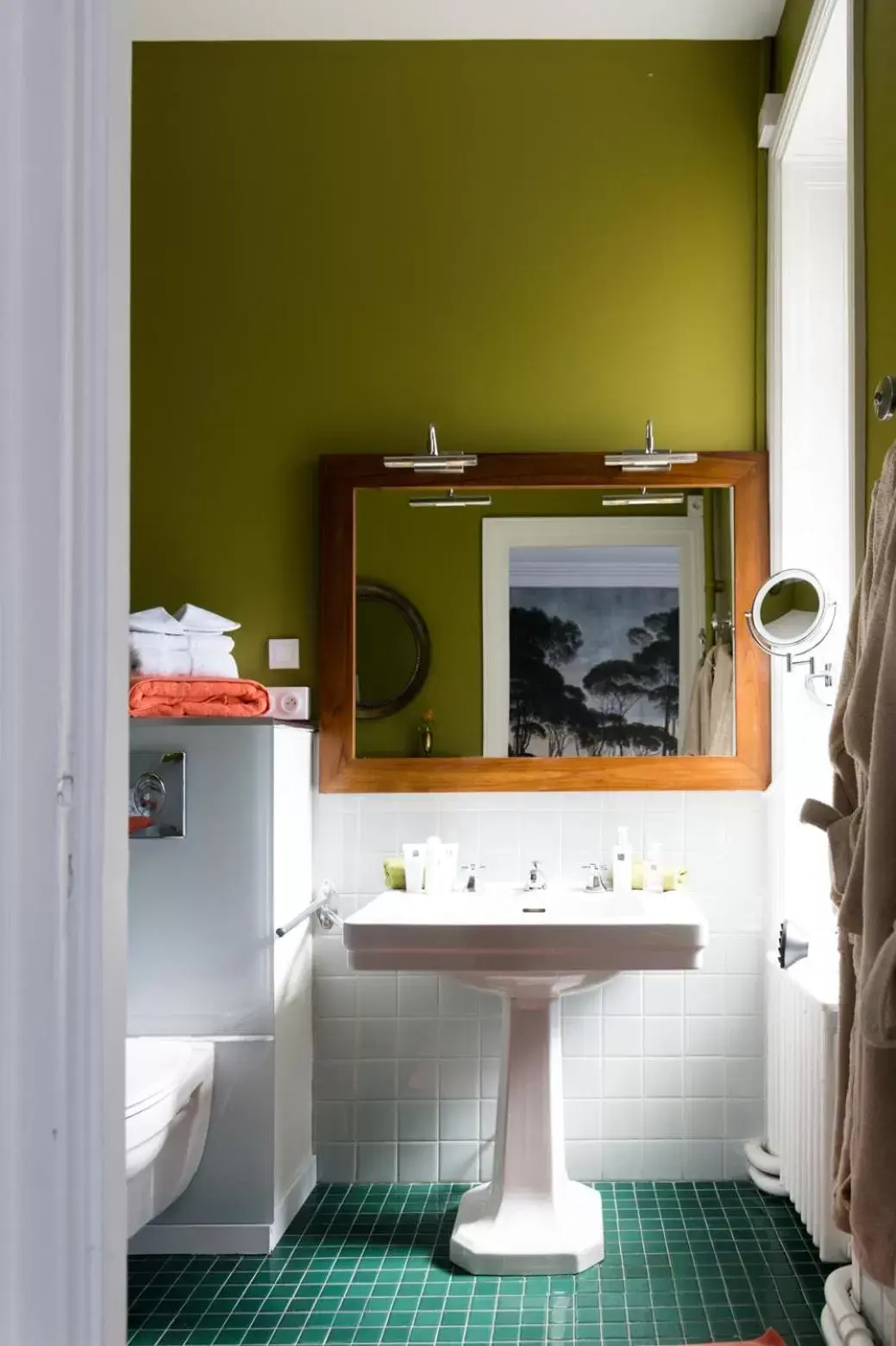 Bathroom, TV/Entertainment Center in Le Passagran