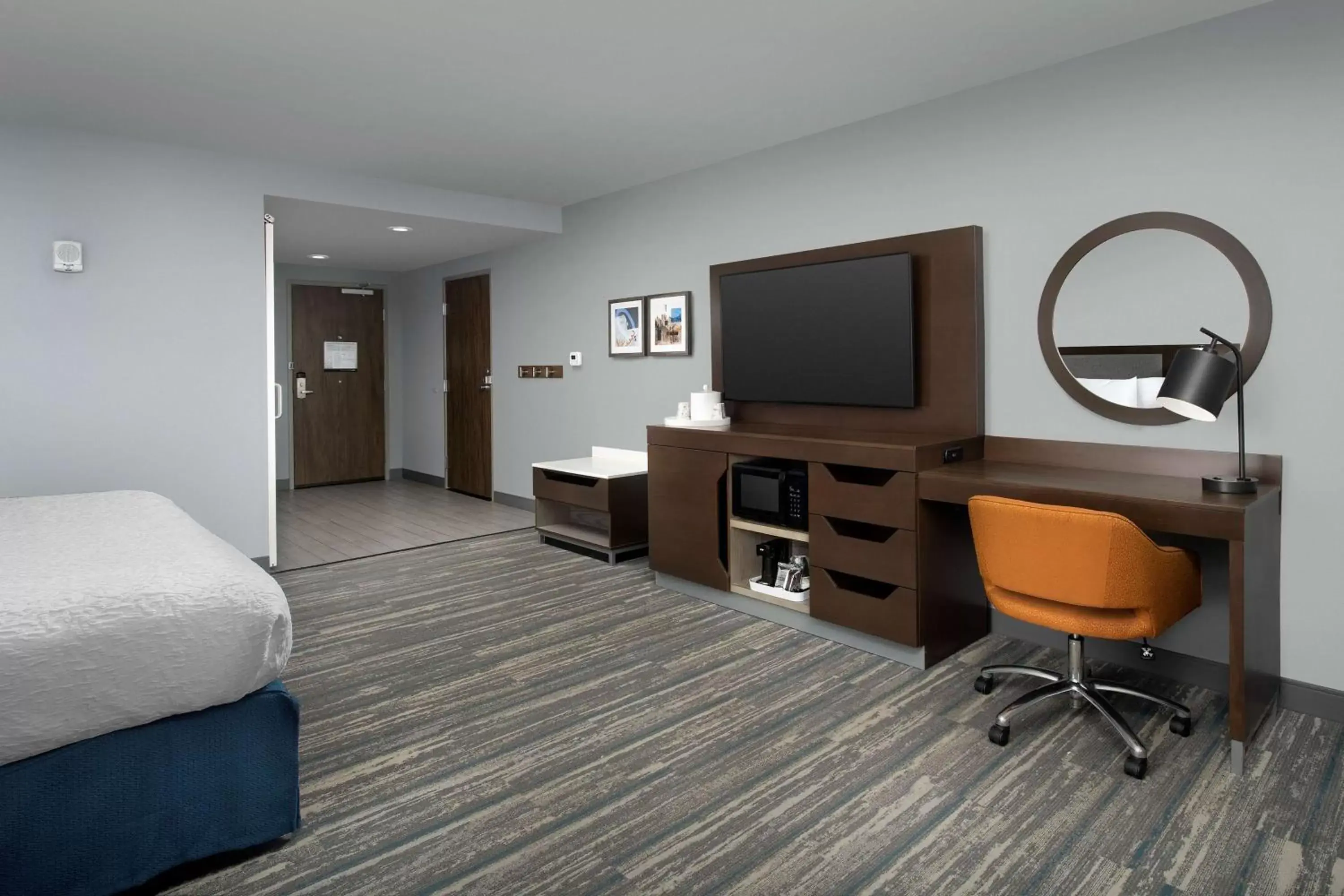 Bedroom, TV/Entertainment Center in Hampton Inn & Suites Rapid City Rushmore, SD