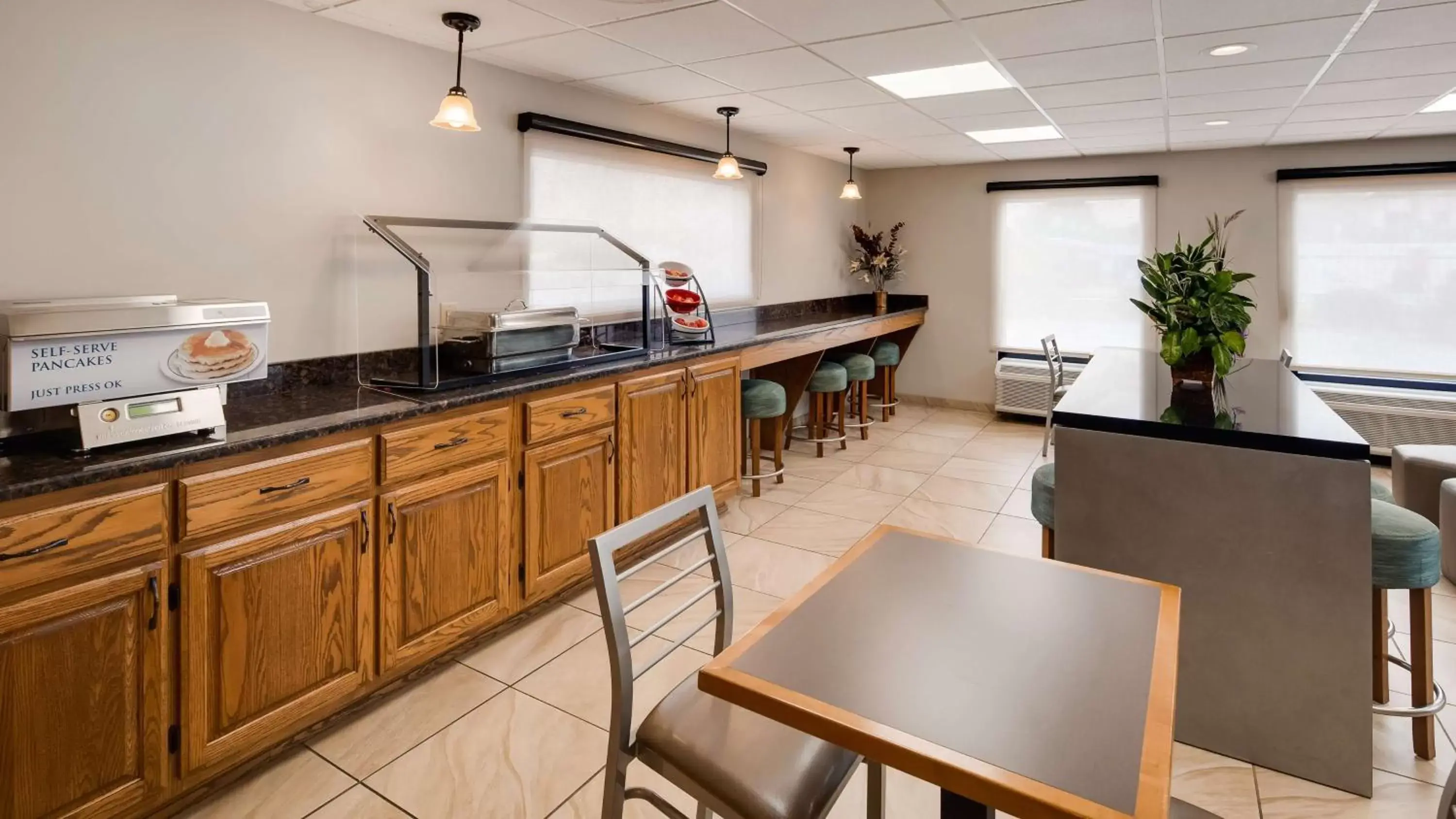 Restaurant/places to eat, Kitchen/Kitchenette in Best Western of Murphy