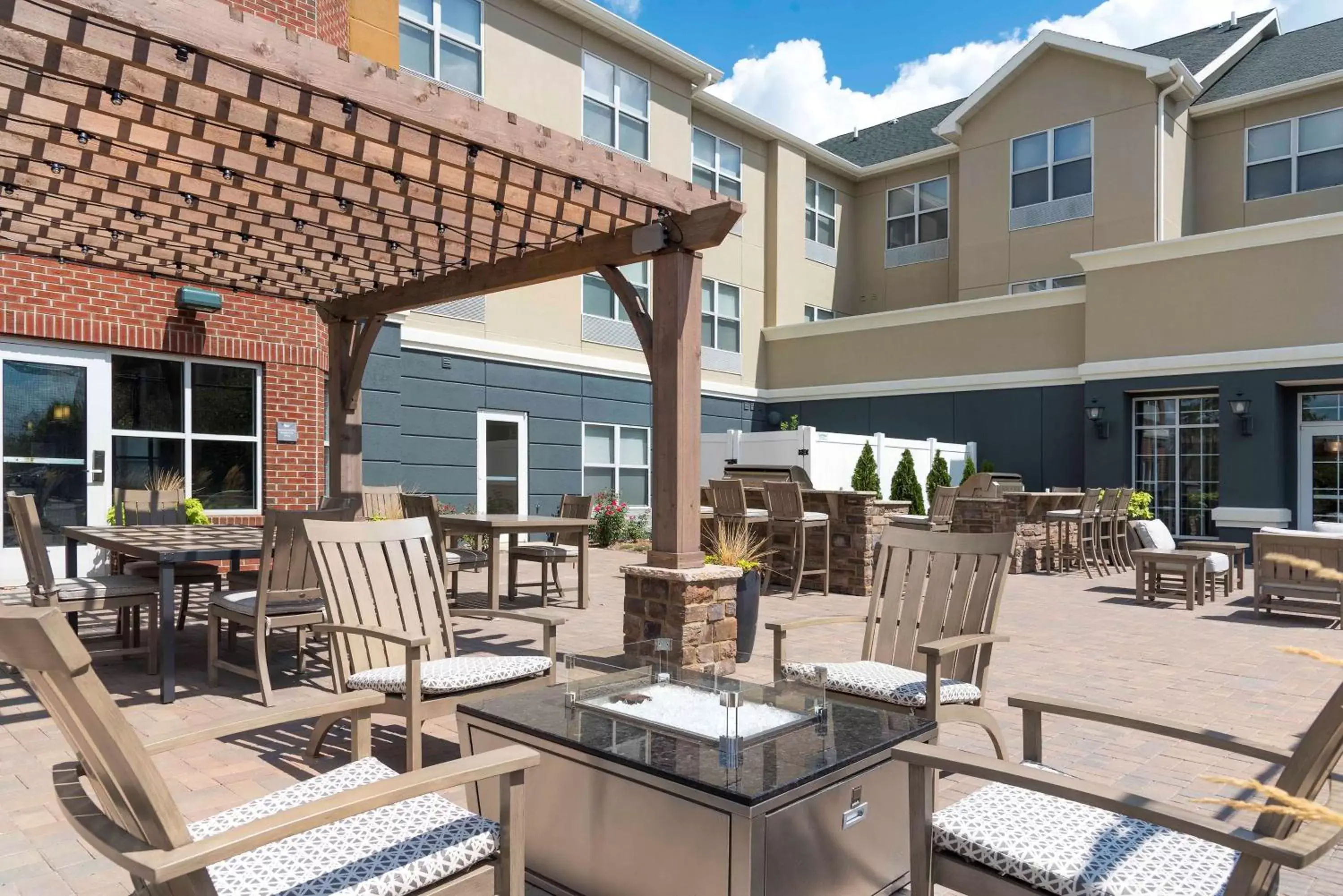 Property building, Restaurant/Places to Eat in Homewood Suites by Hilton Indianapolis Airport / Plainfield