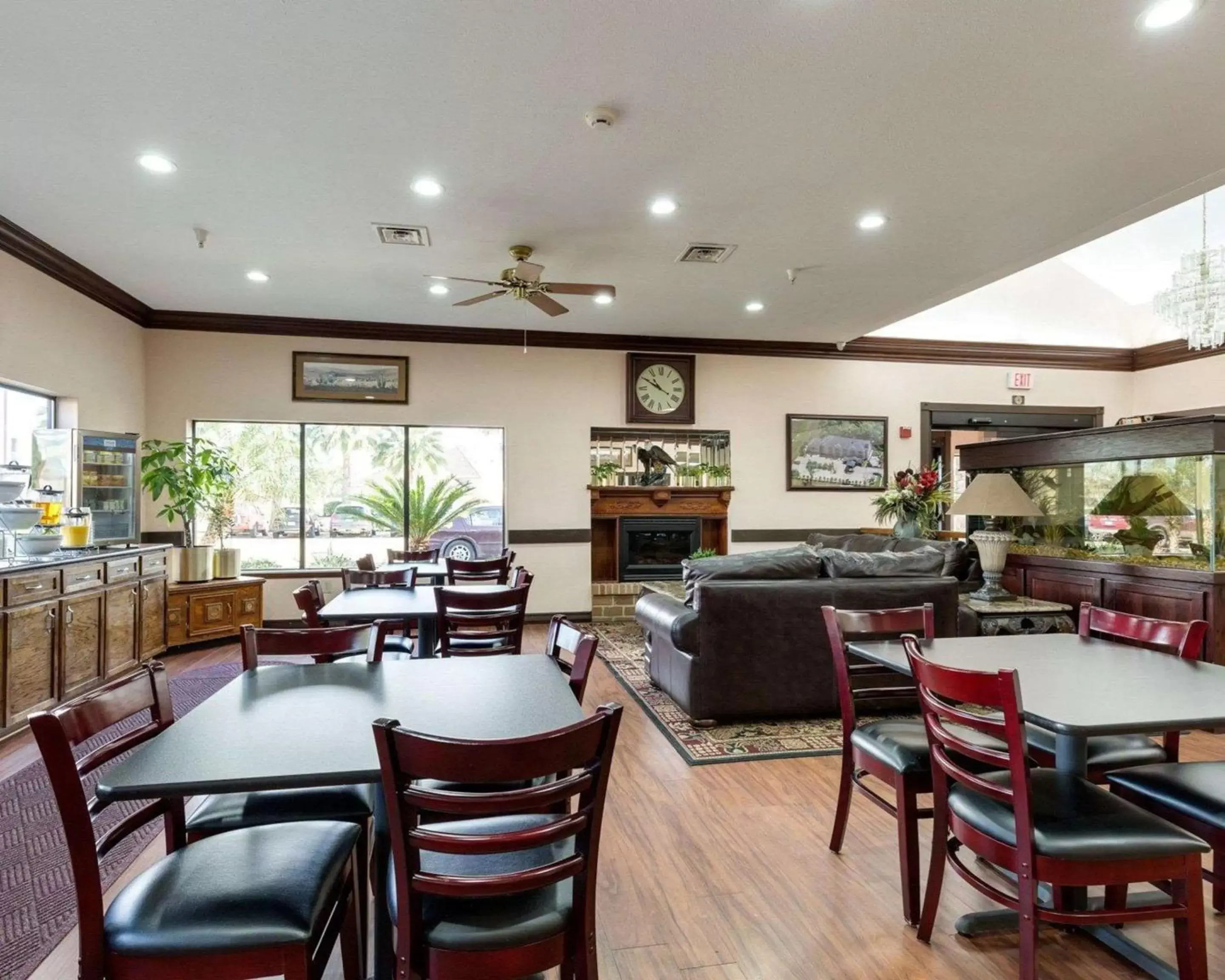 Restaurant/Places to Eat in Comfort Suites Lake Jackson Clute