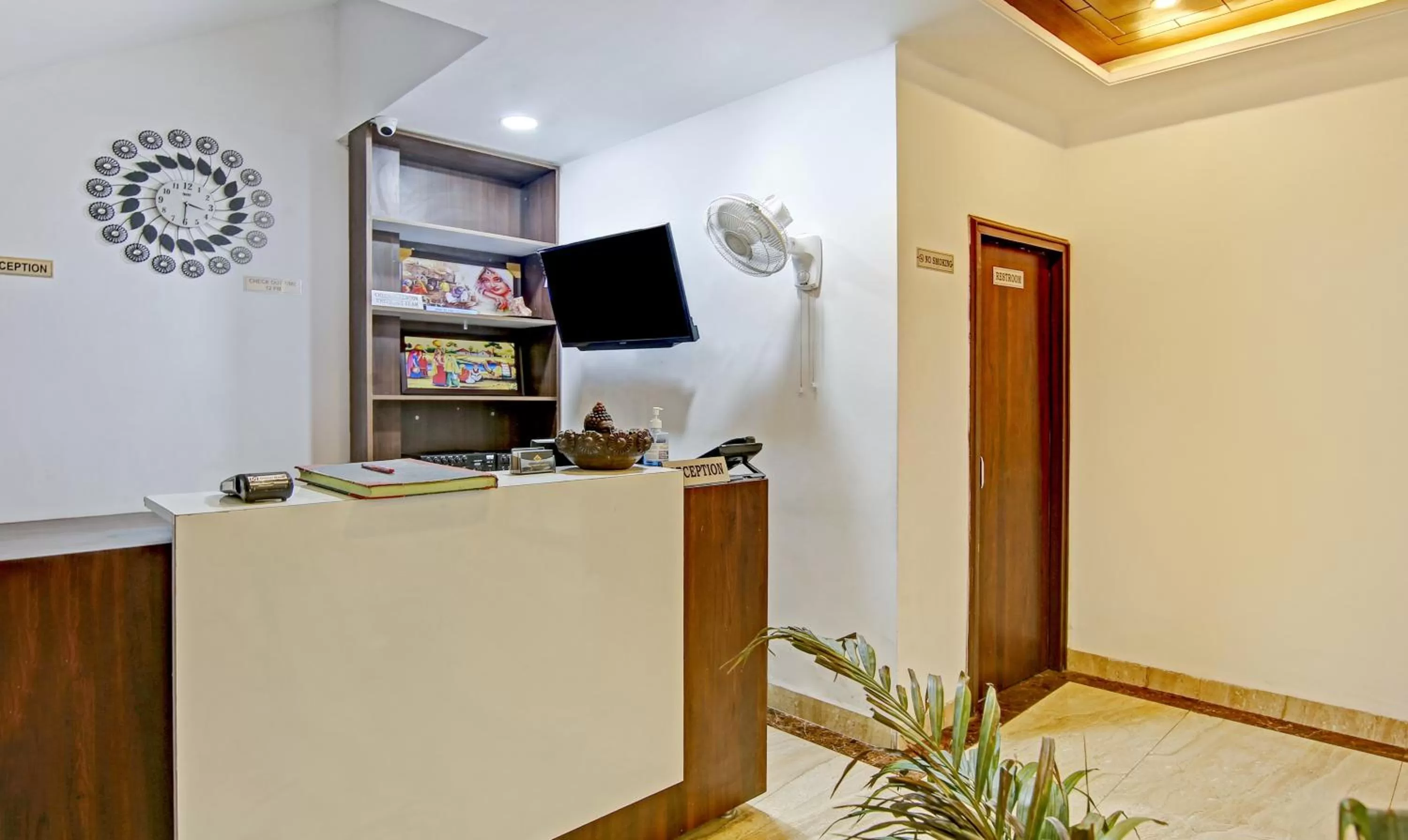 Lobby or reception, TV/Entertainment Center in Treebo Trend Royal Empire