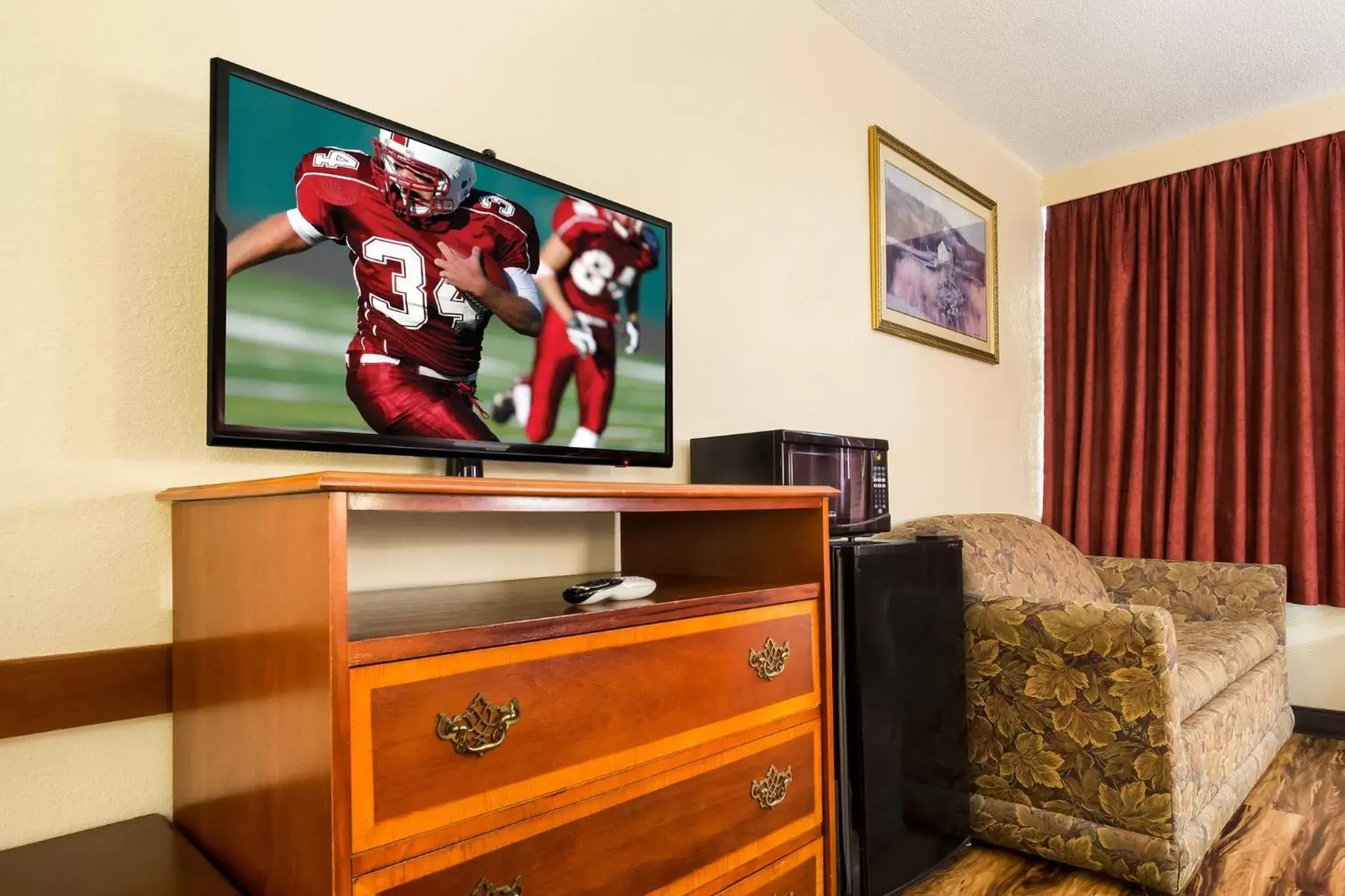 Bedroom, TV/Entertainment Center in Red Roof Inn Lexington - Winchester