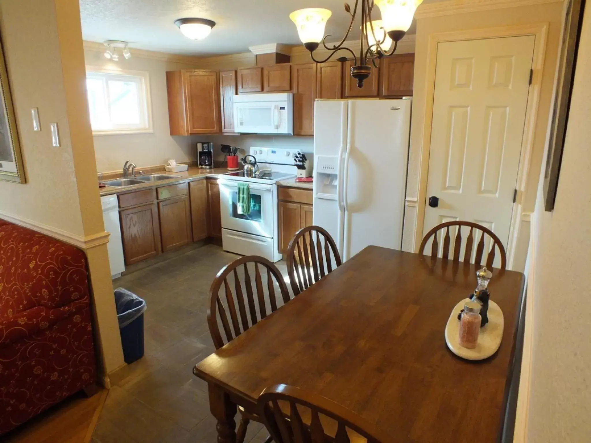 Kitchen or kitchenette, Kitchen/Kitchenette in Yellowstone Gateway Inn