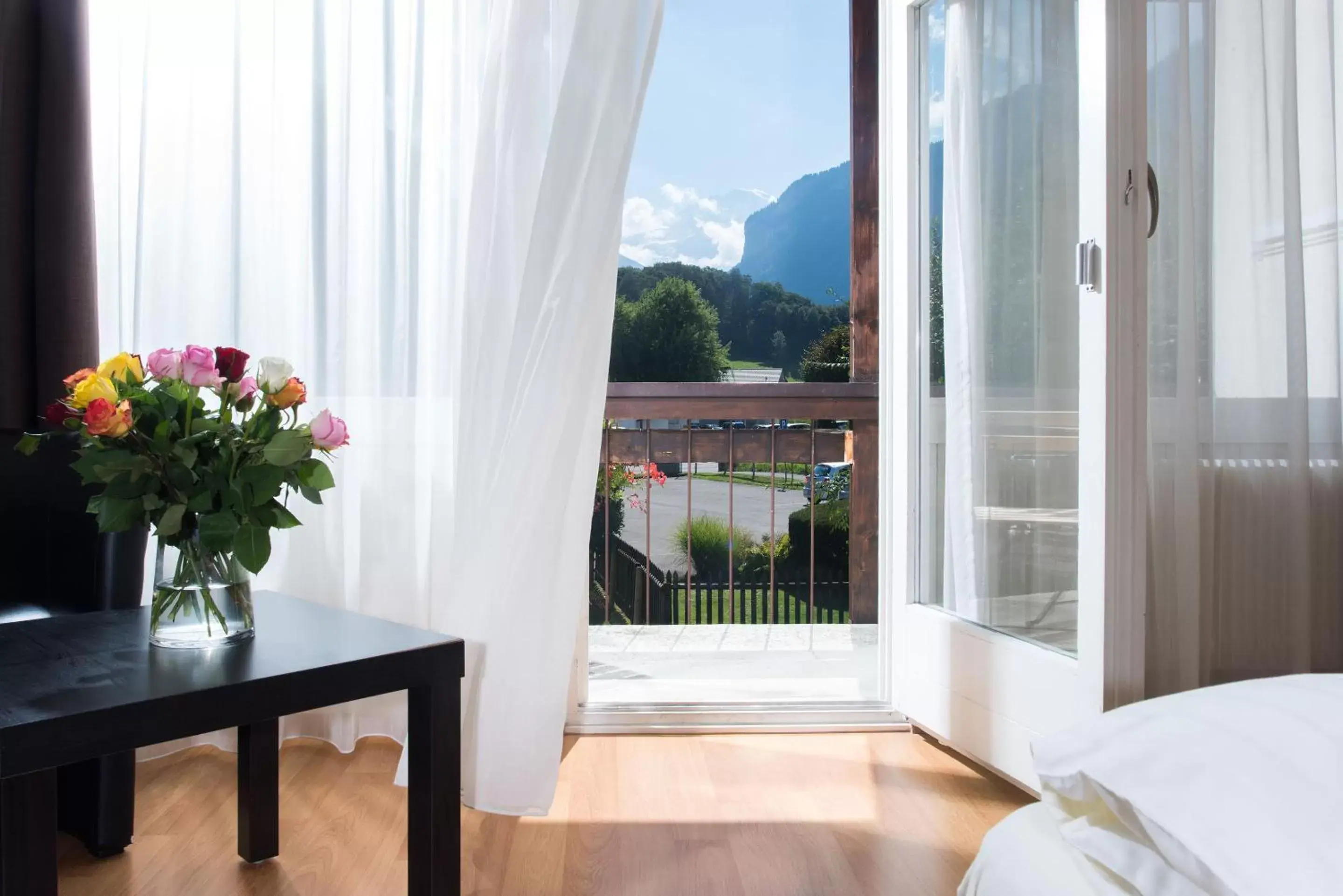 Bed, Mountain View in Jungfrau Hotel Annex Alpine-Inn