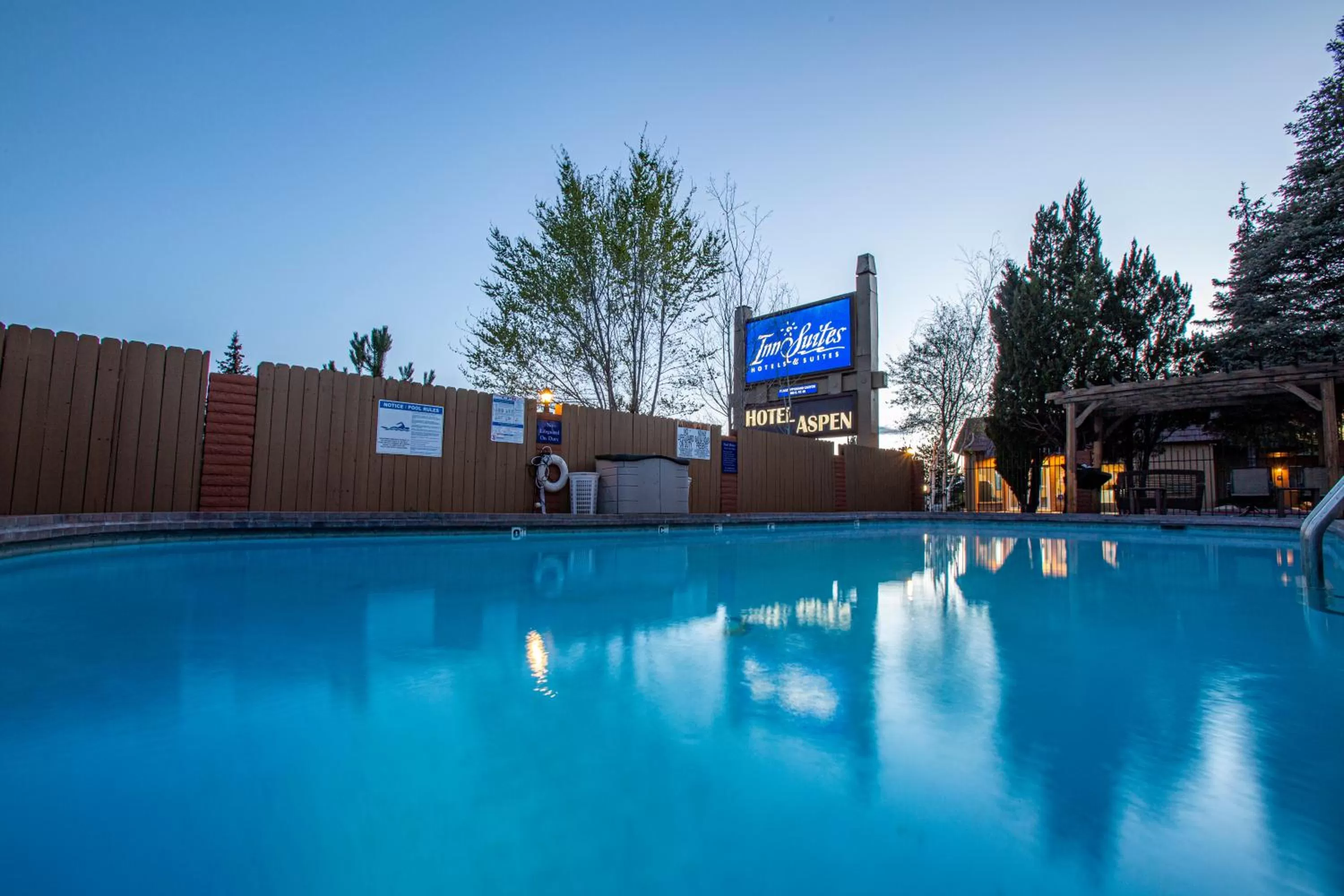 Swimming pool in Hotel Aspen Flagstaff/ Grand Canyon InnSuites