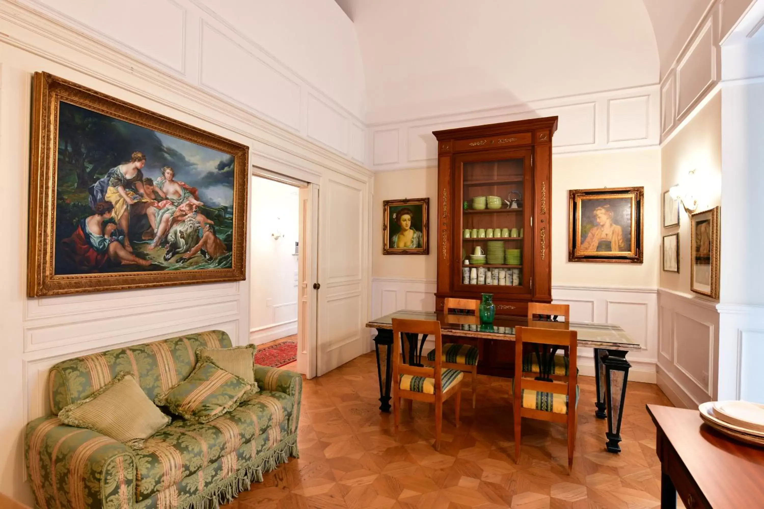 Breakfast, Seating Area in Sisuites