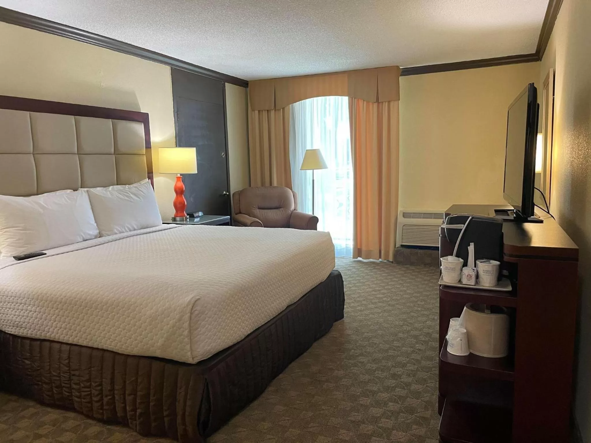 King Room with Bath Tub - Mobility/Hearing Accessible - Non-Smoking in Wingate Houston near NRG Park/Medical Center