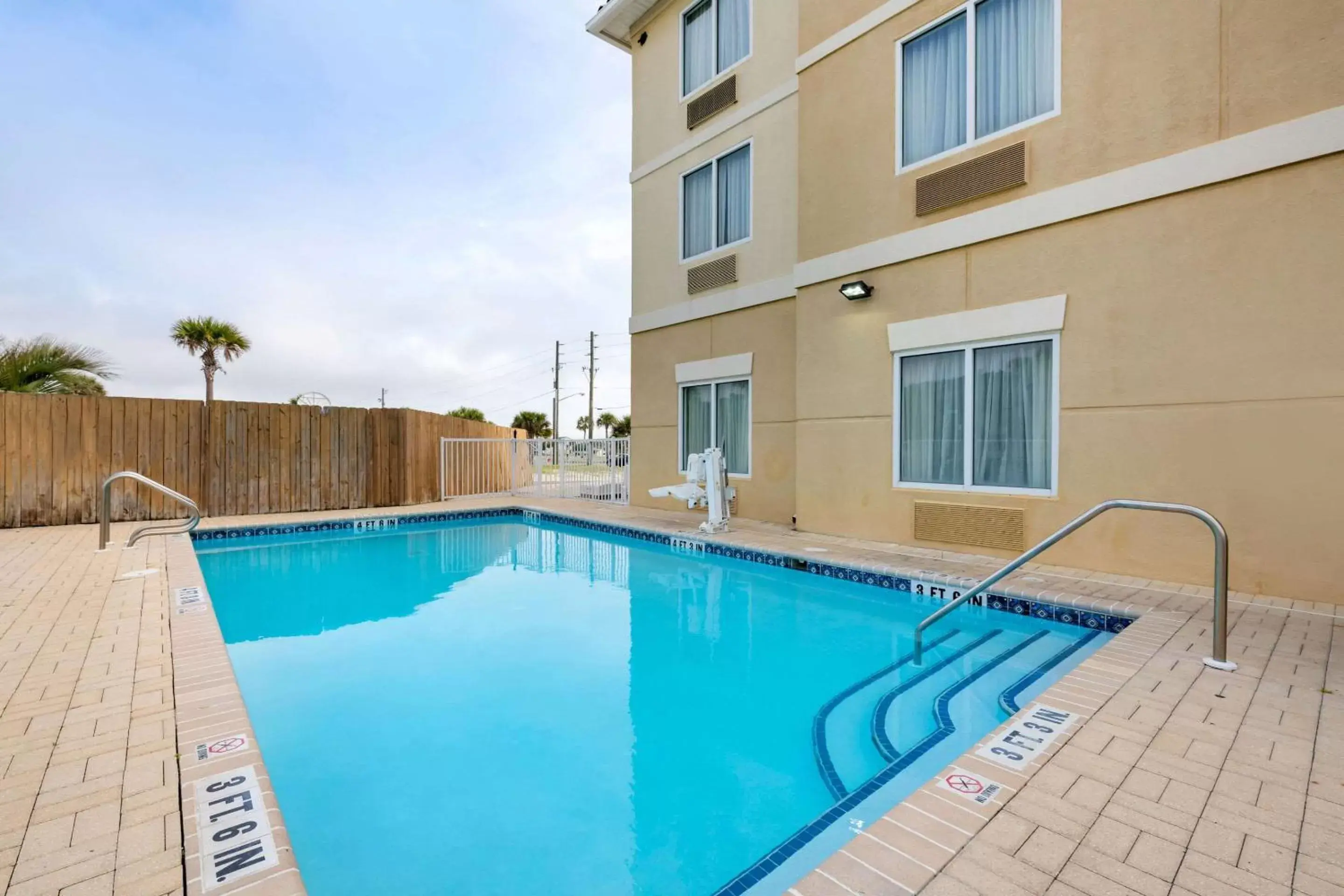 On site, Swimming Pool in Comfort Suites Fernandina Beach at Amelia Island