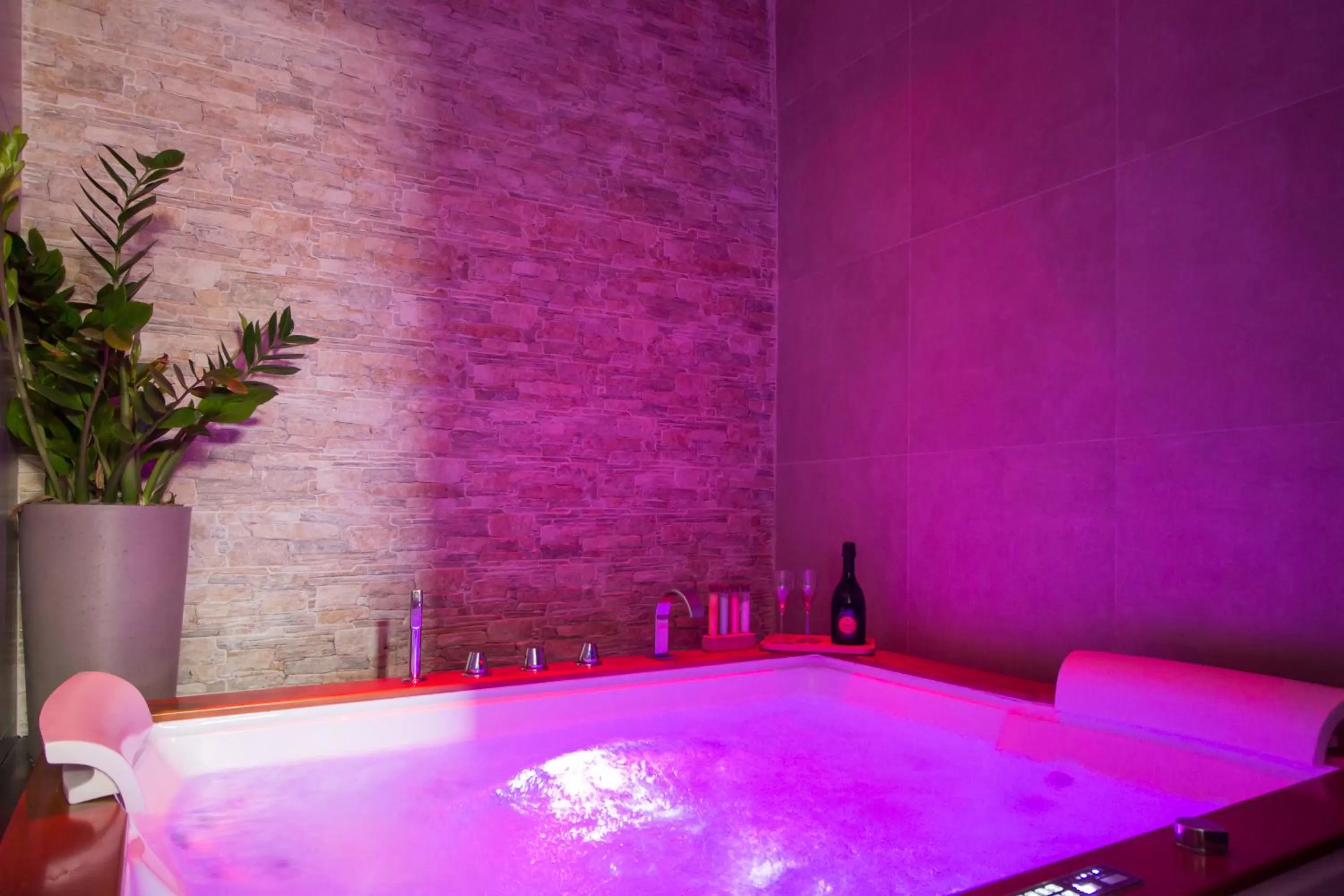 Hot Tub, Swimming Pool in SiSTO18