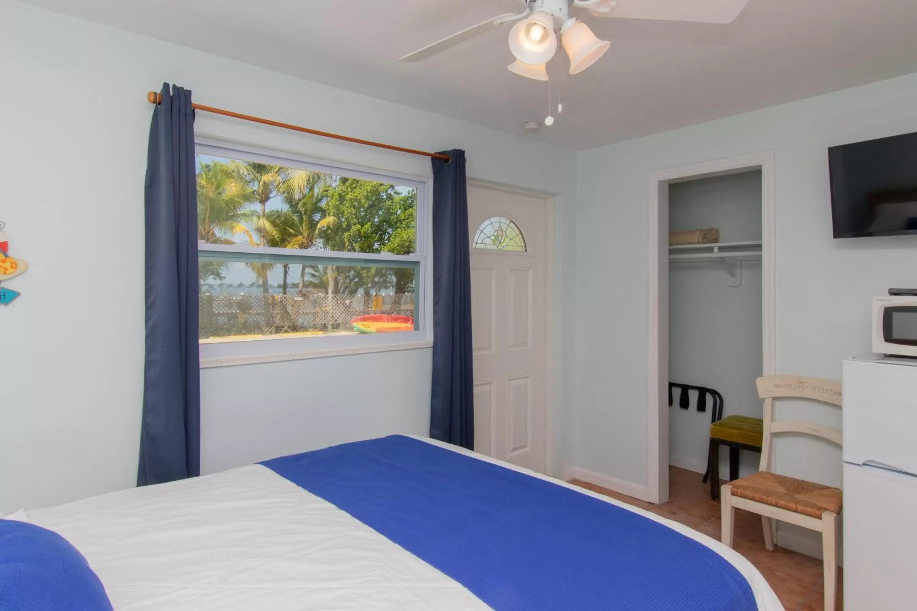 Bed in Sunset Cove Beach Resort