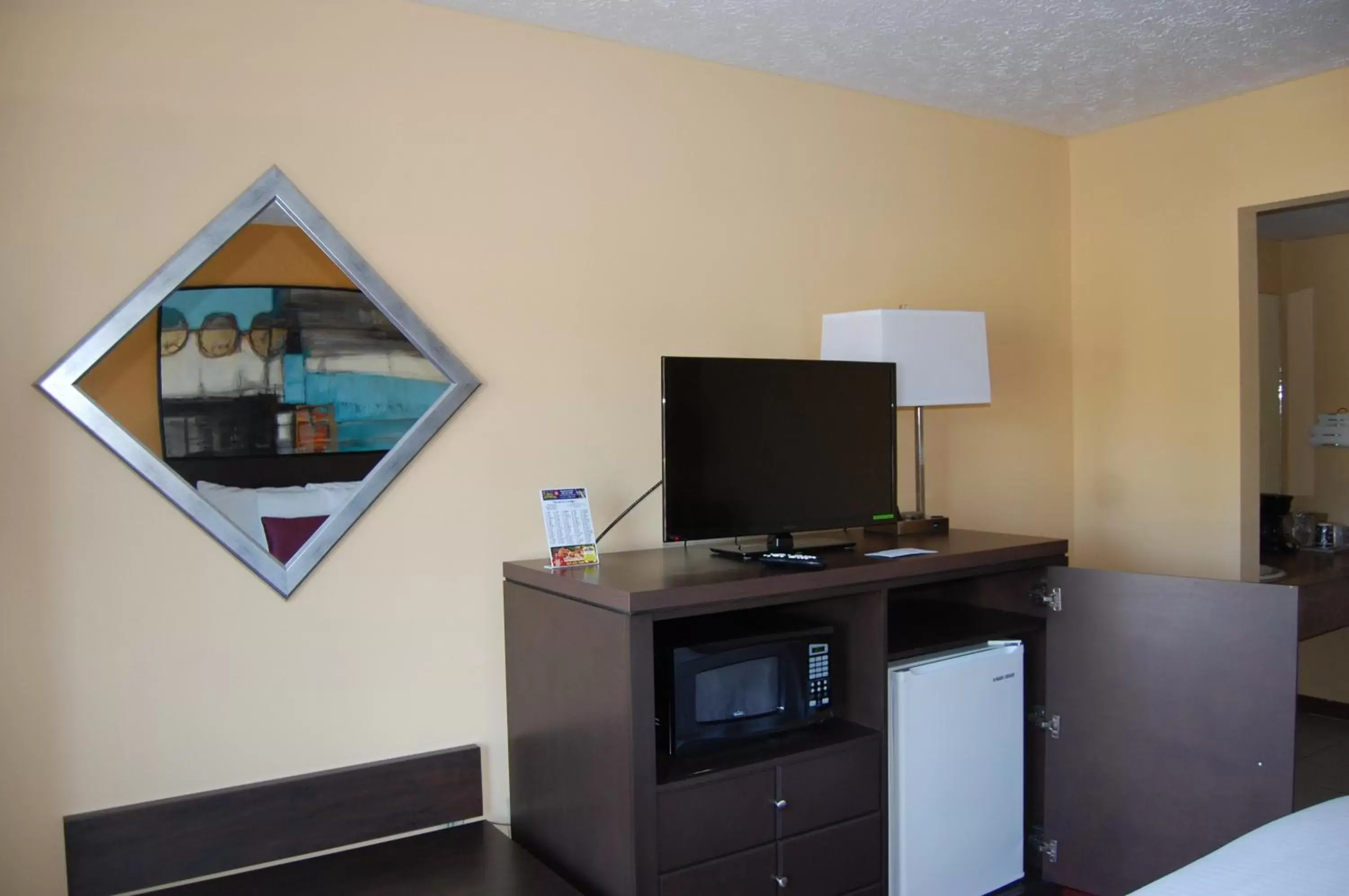 Photo of the whole room, TV/Entertainment Center in Vacation Lodge