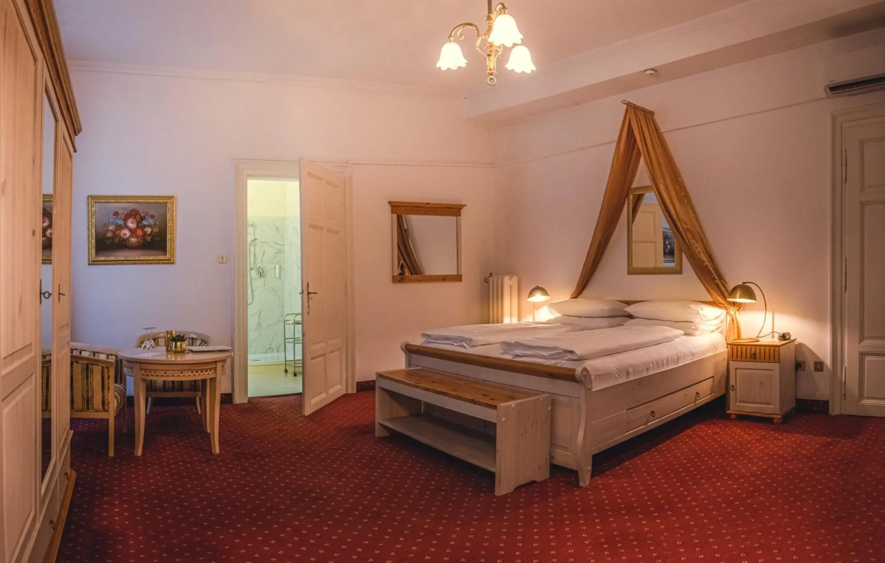 Photo of the whole room, Bed in Grand Hotel Bellevue - adults only