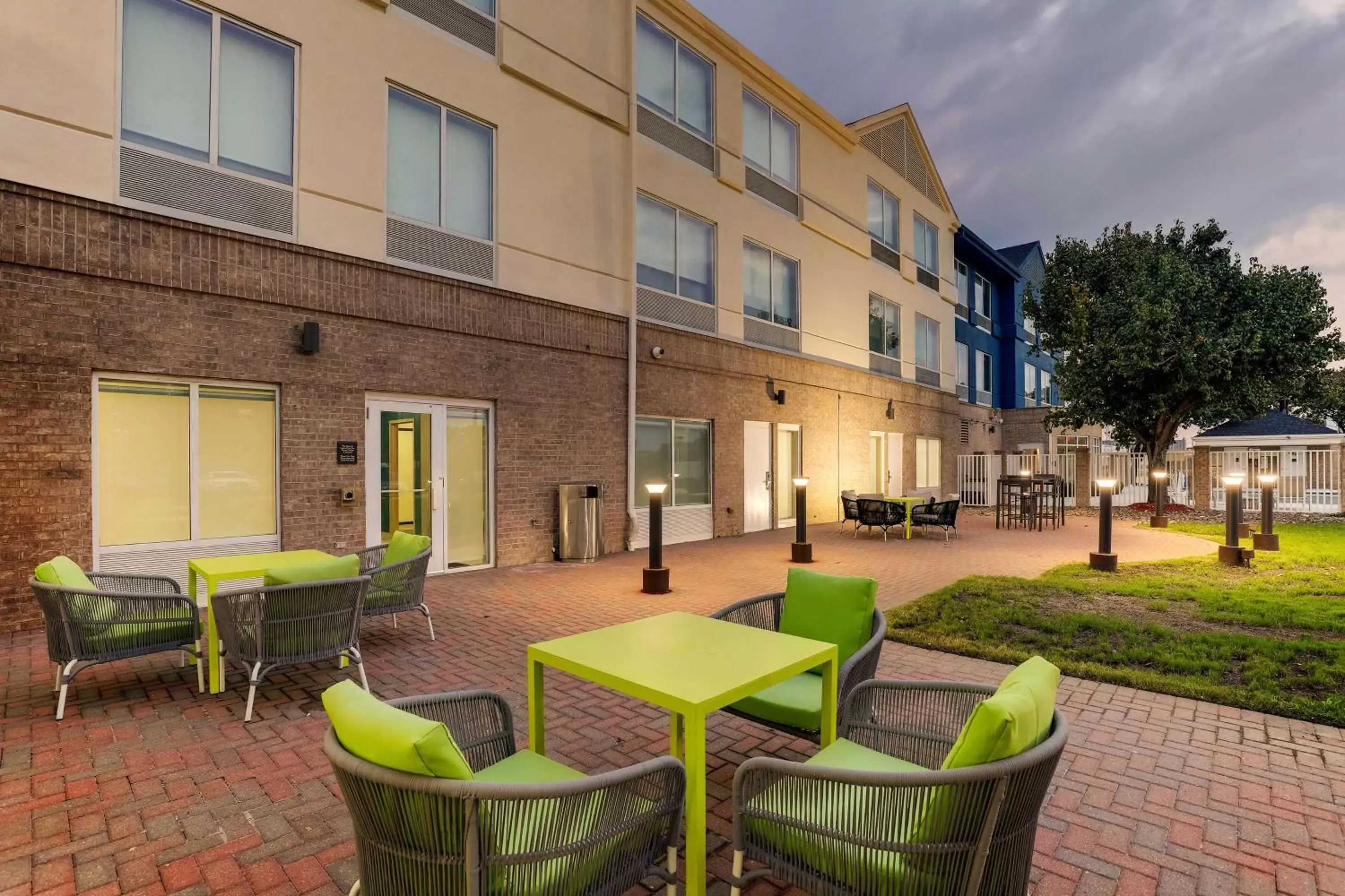 Patio, Property Building in Hilton Garden Inn Fort Worth/Fossil Creek