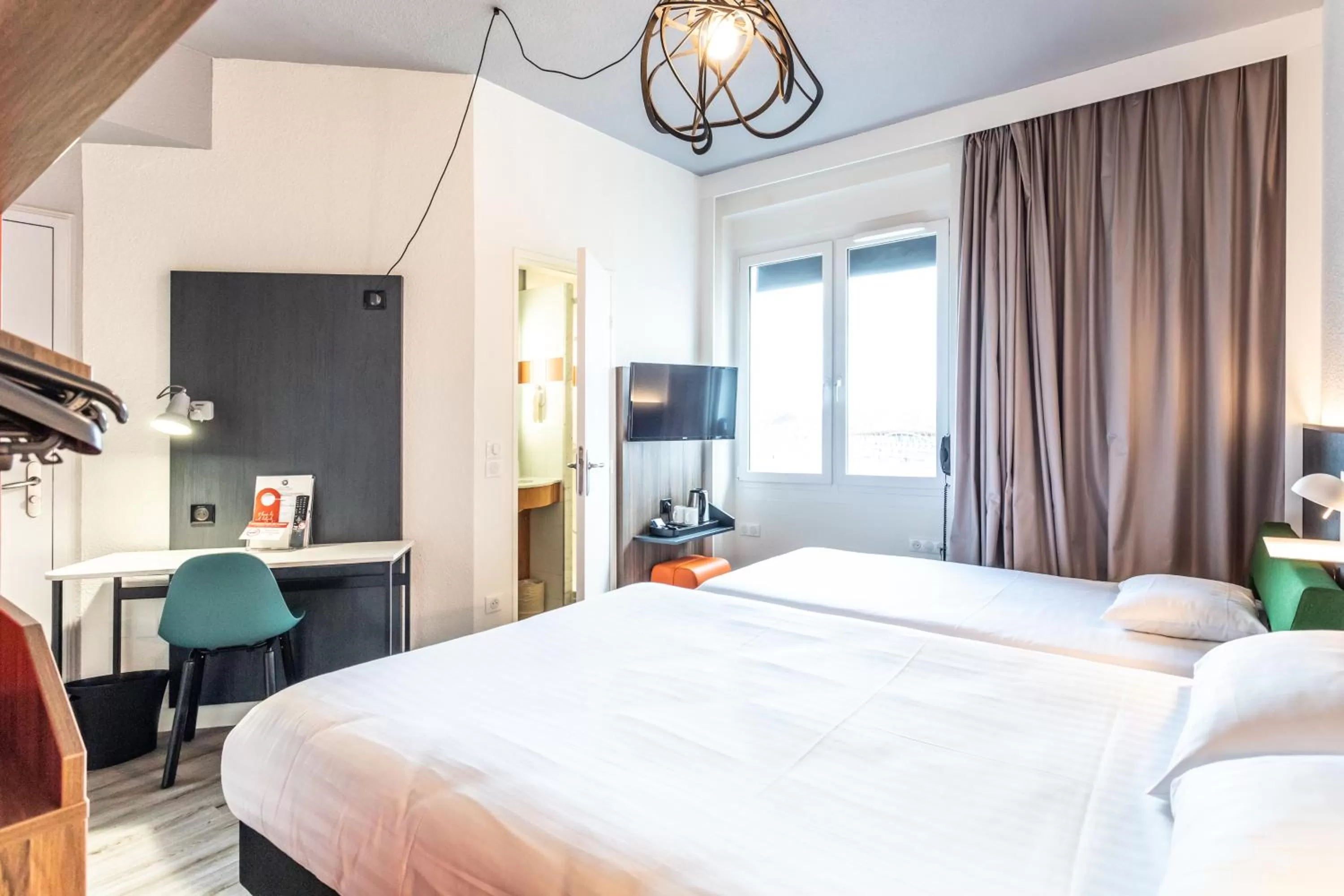 Family, Bed in Hôtel The Originals City Le Berry - proche centre-ville - Gare - parking - recharge véhicule