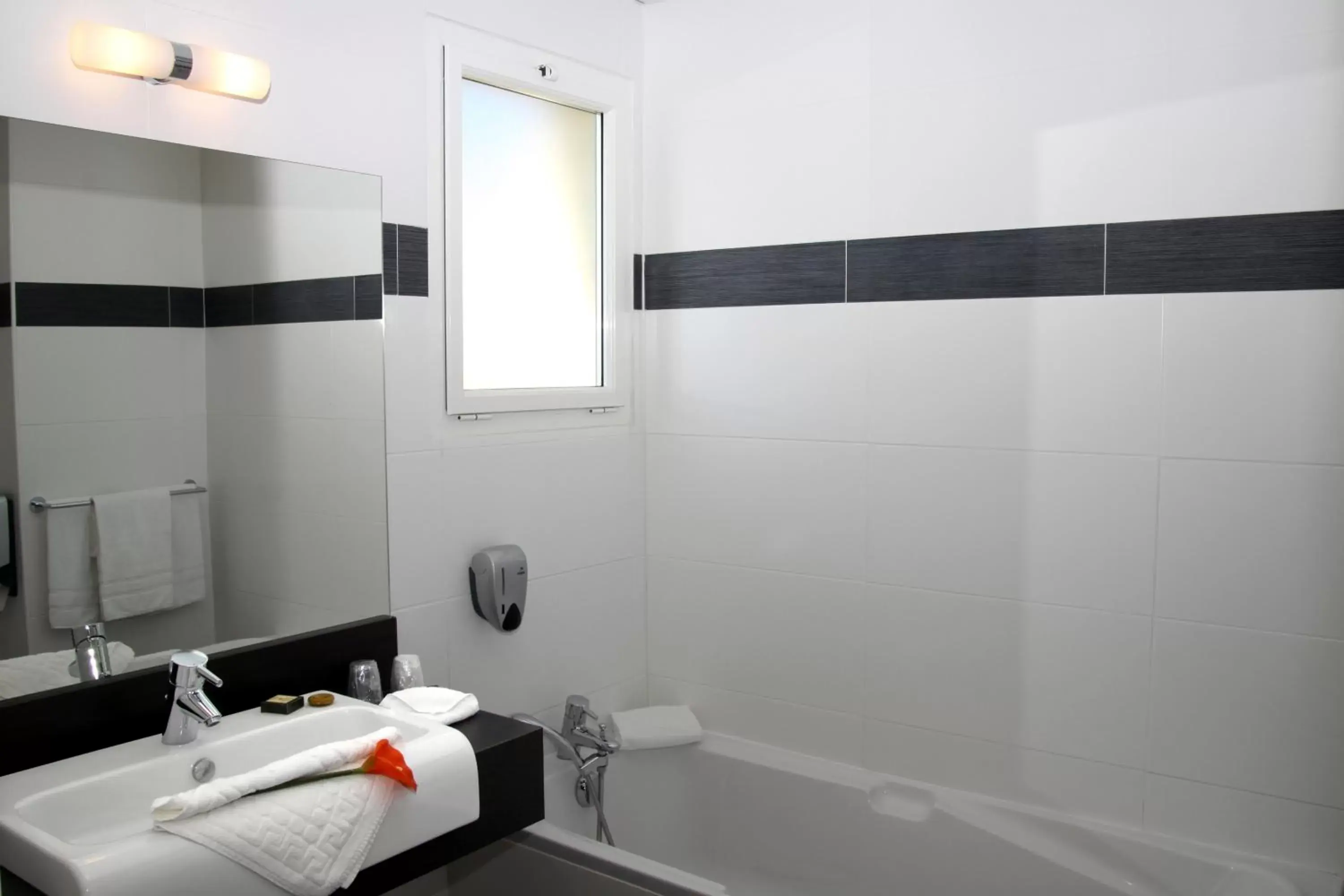 Bathroom in ibis Styles Marseille Plan de Campagne