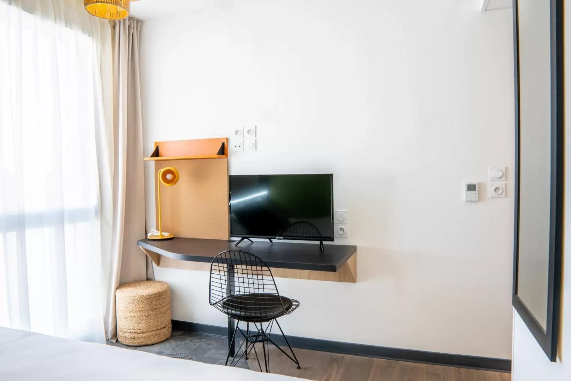 Bedroom, TV/Entertainment Center in Kabane Montpellier