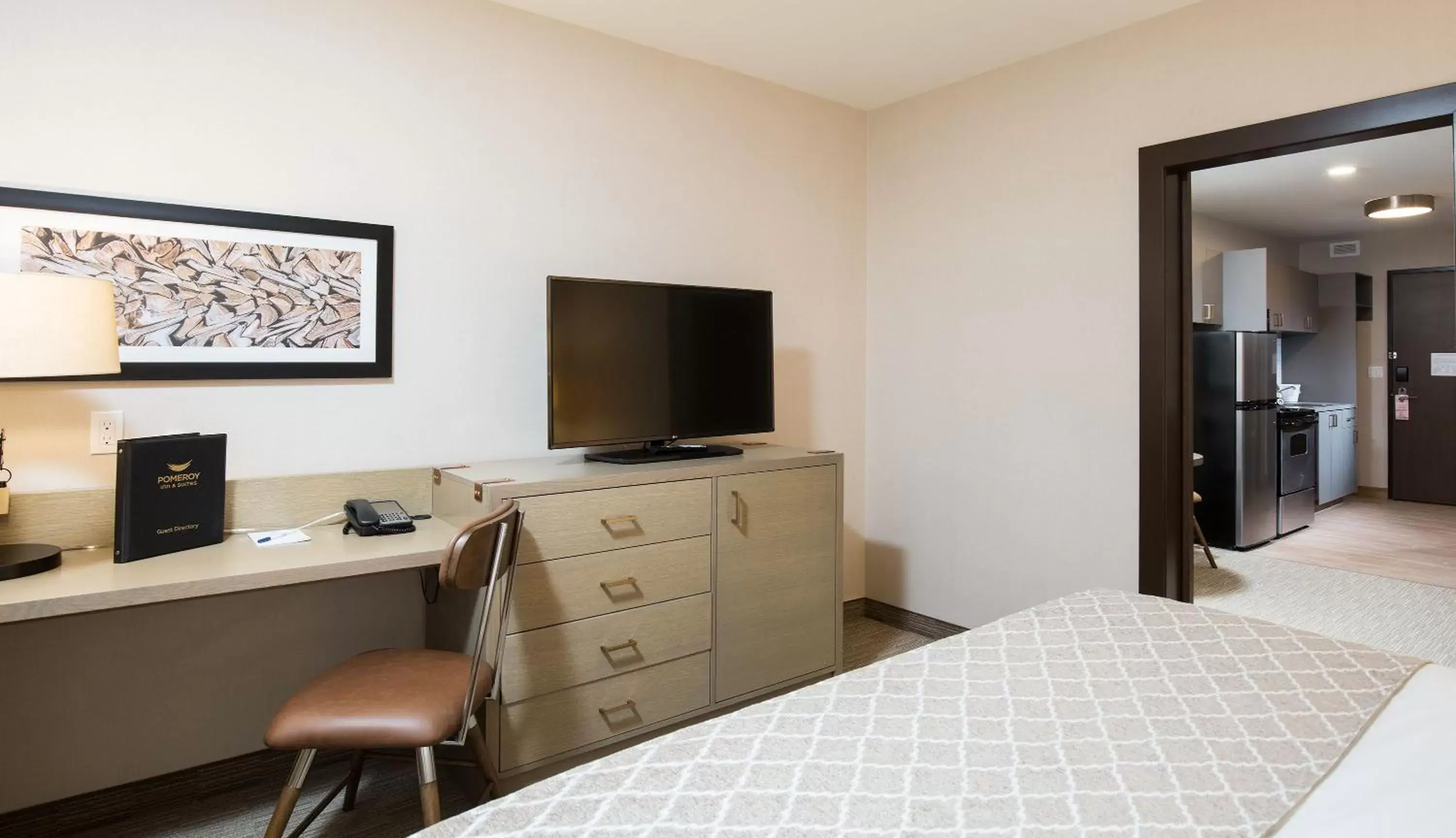 Bedroom, TV/Entertainment Center in Pomeroy Inn & Suites Prince George