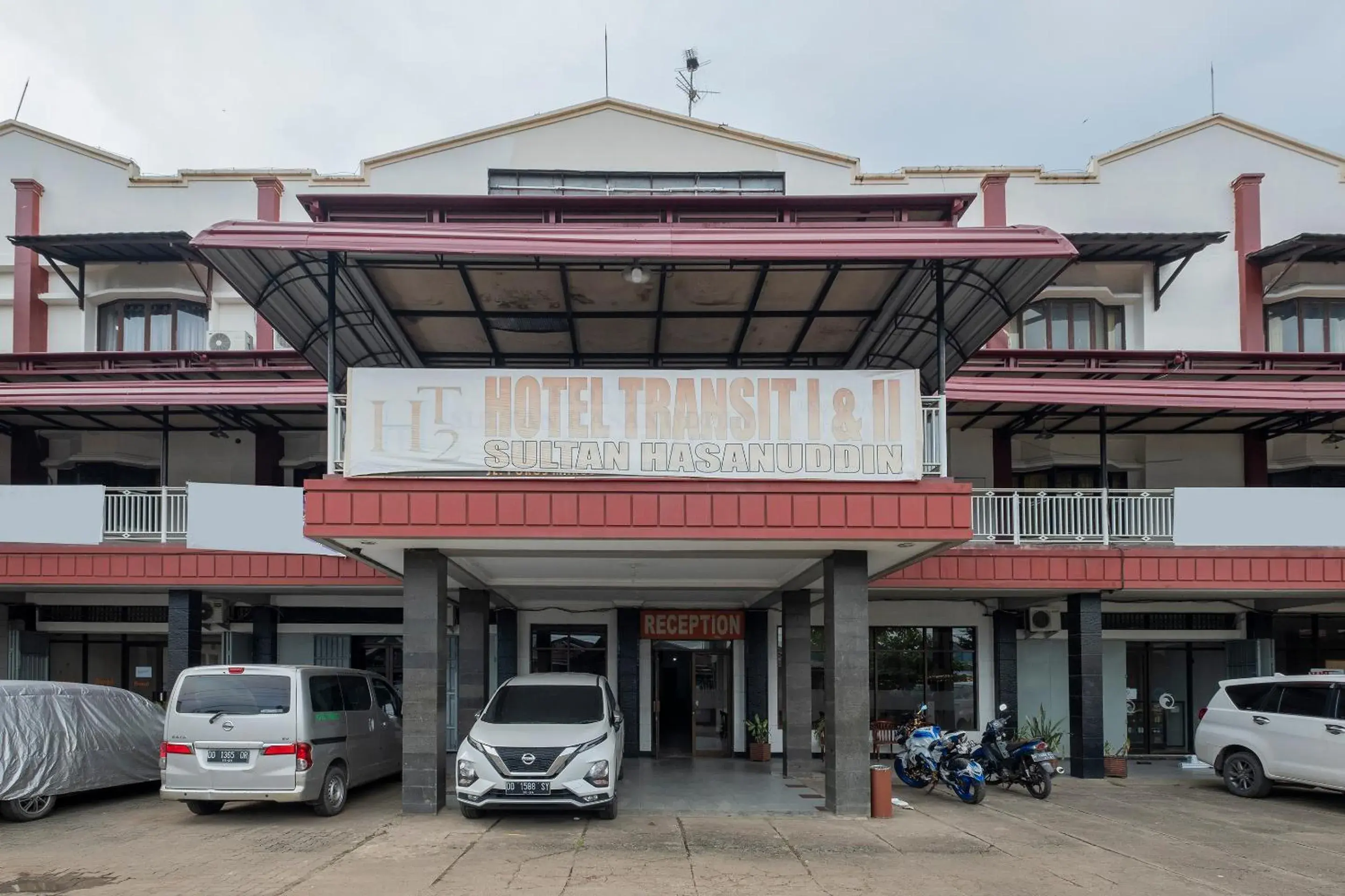 Facade/entrance, Property Building in Super OYO 2704 Hotel Transit 2