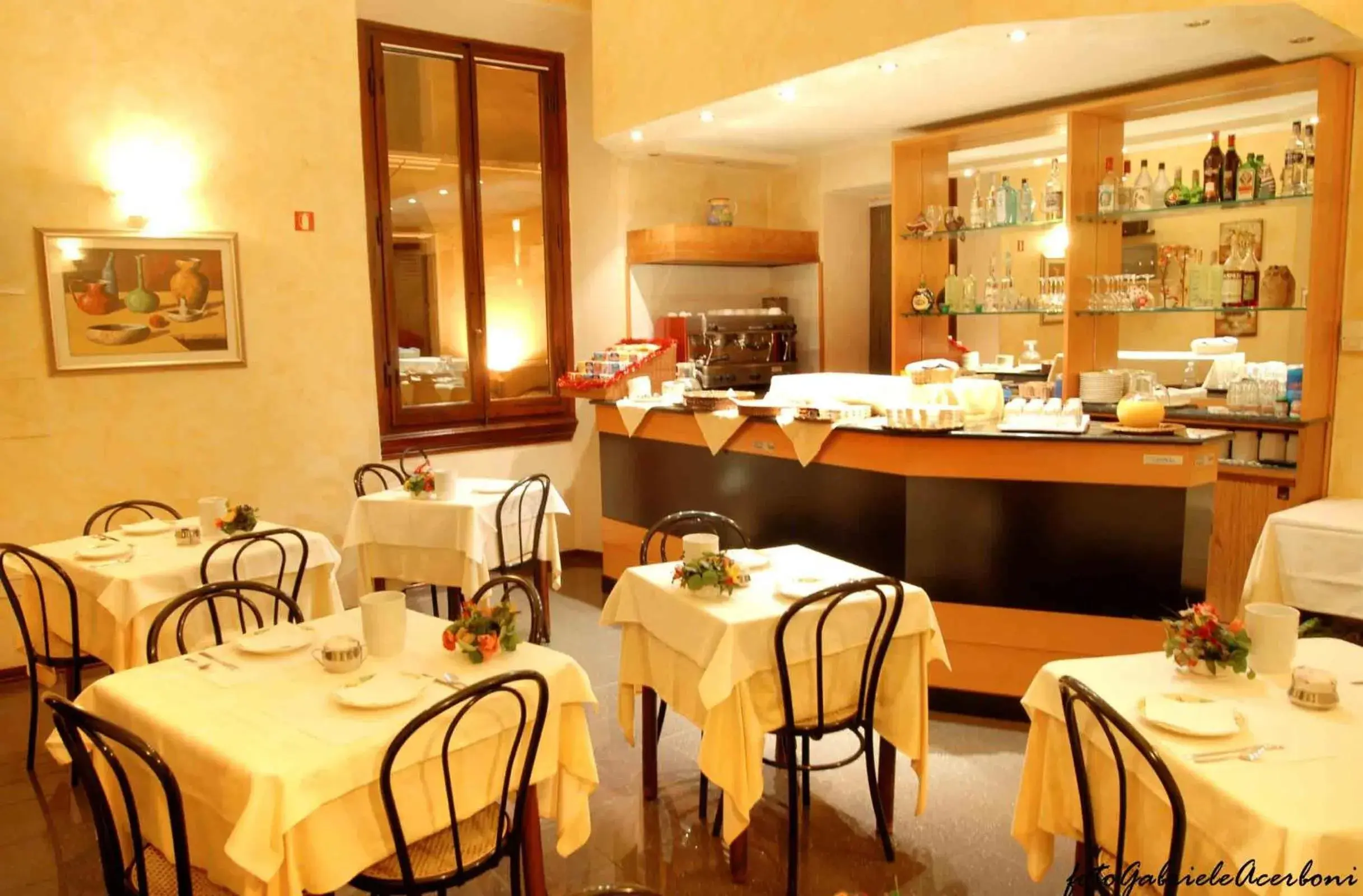 Restaurant/Places to Eat in Hotel Lombardi