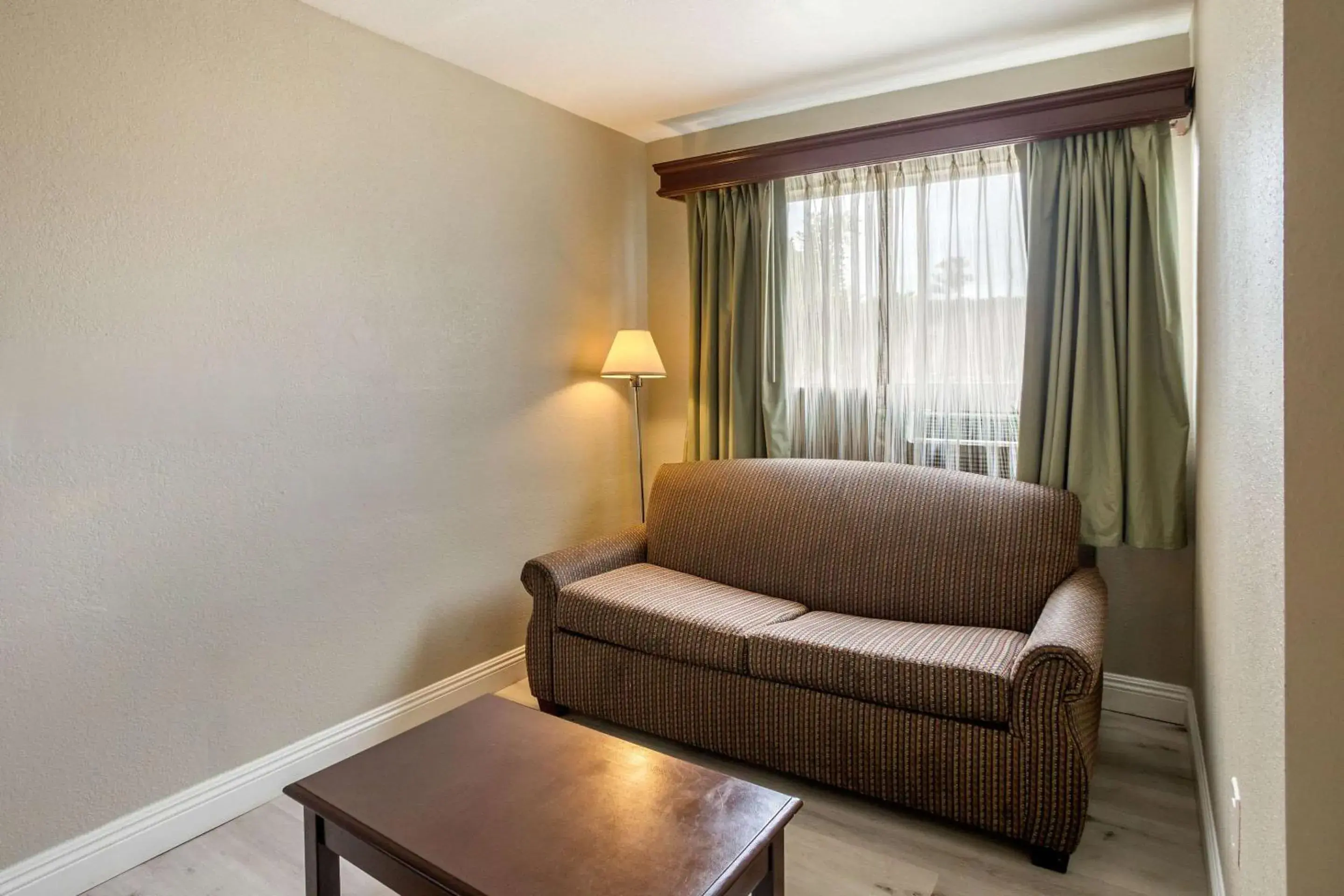 Photo of the whole room, Seating Area in Quality Inn & Suites El Cajon San Diego East