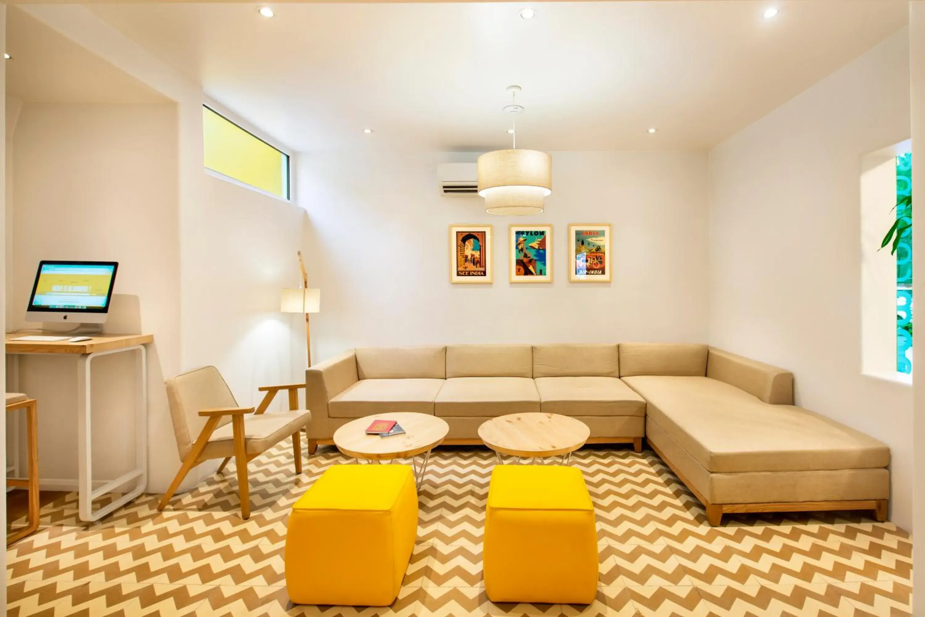 Lounge or bar in bloomrooms @ Janpath Lounge or bar in bloomrooms @ Janpath
