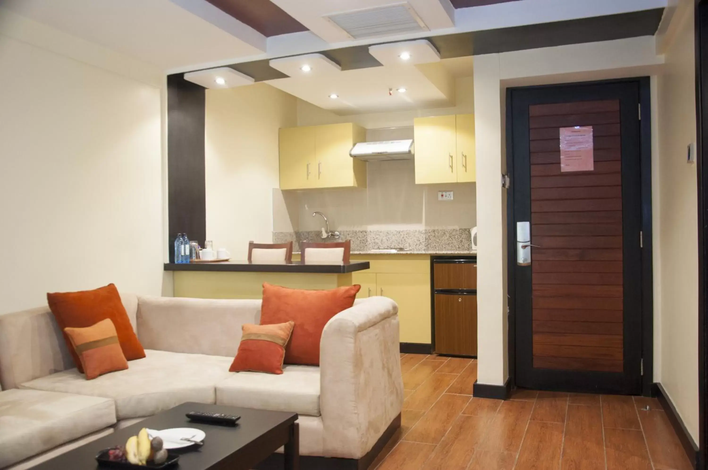 Kitchen or kitchenette, Seating Area in Best Western Plus Meridian Hotel