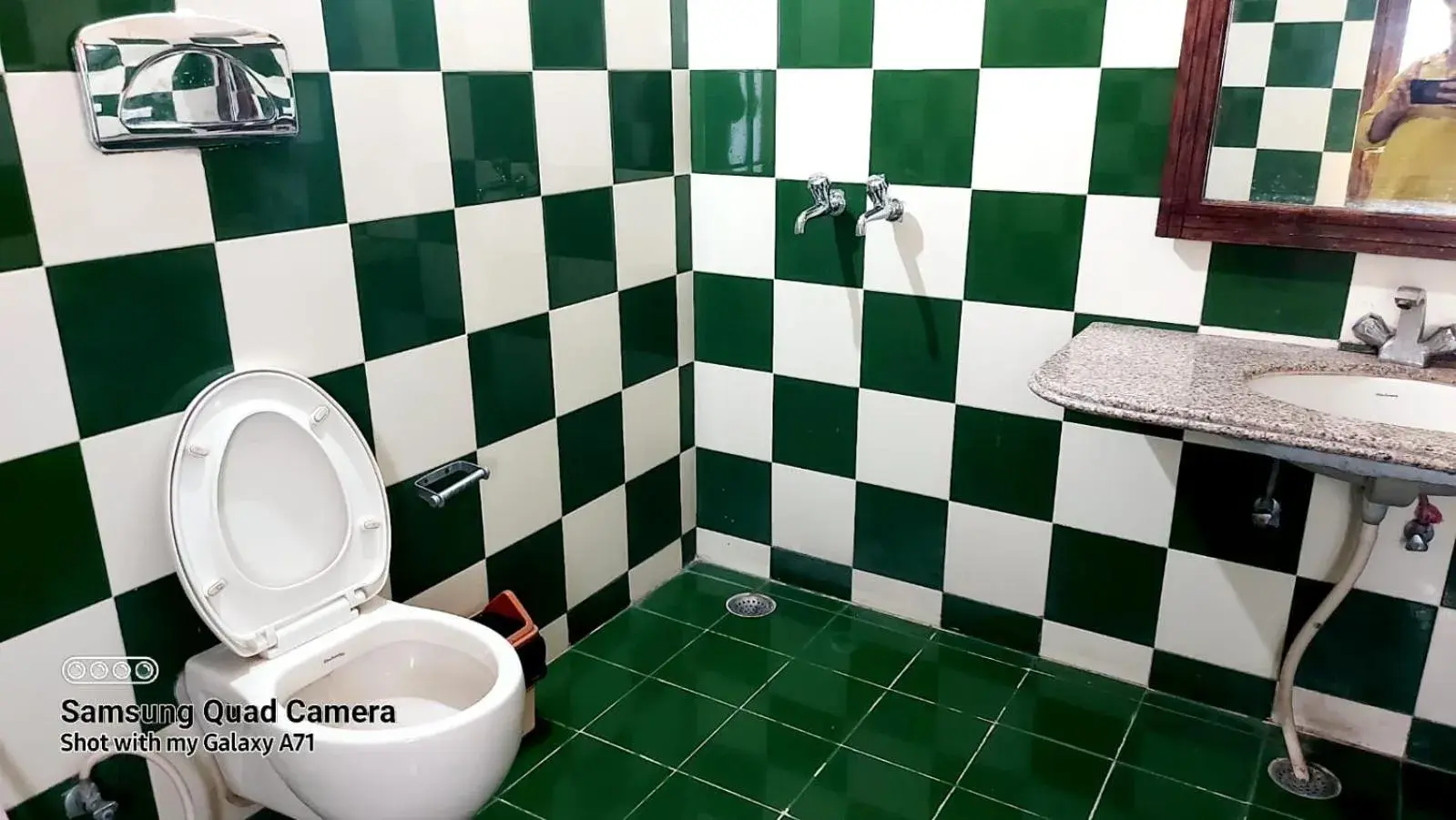 Bathroom in Rani Mahal Hotel